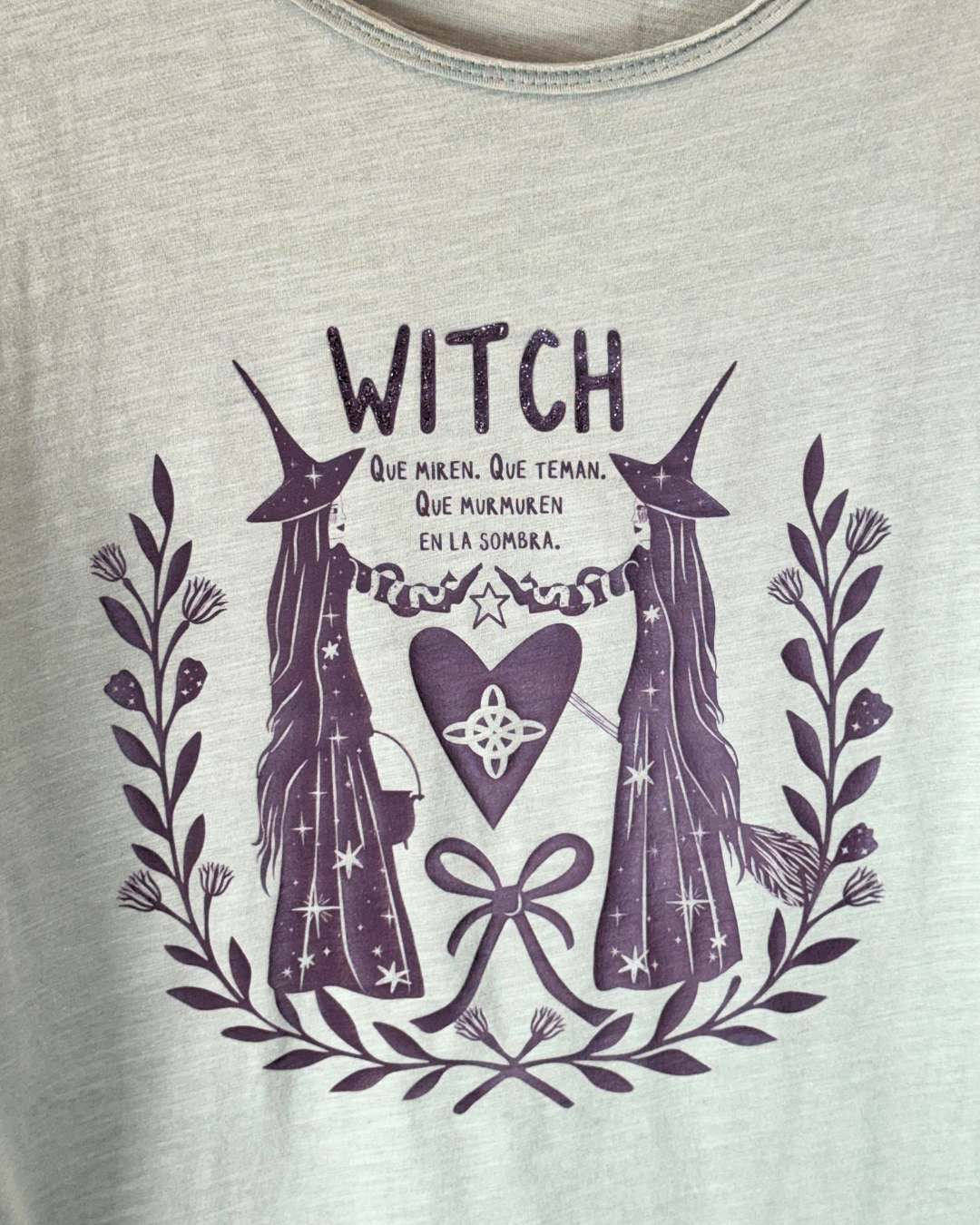 Camiseta witch verde y violeta