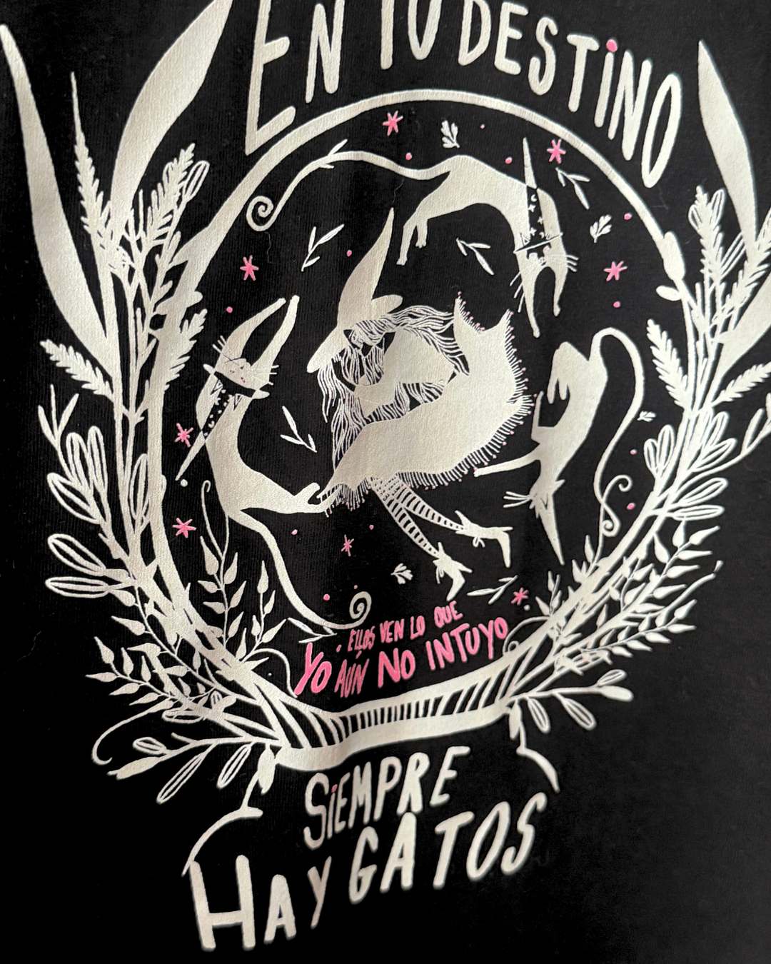 Camiseta Gatos destino  Negra cuello caja. 