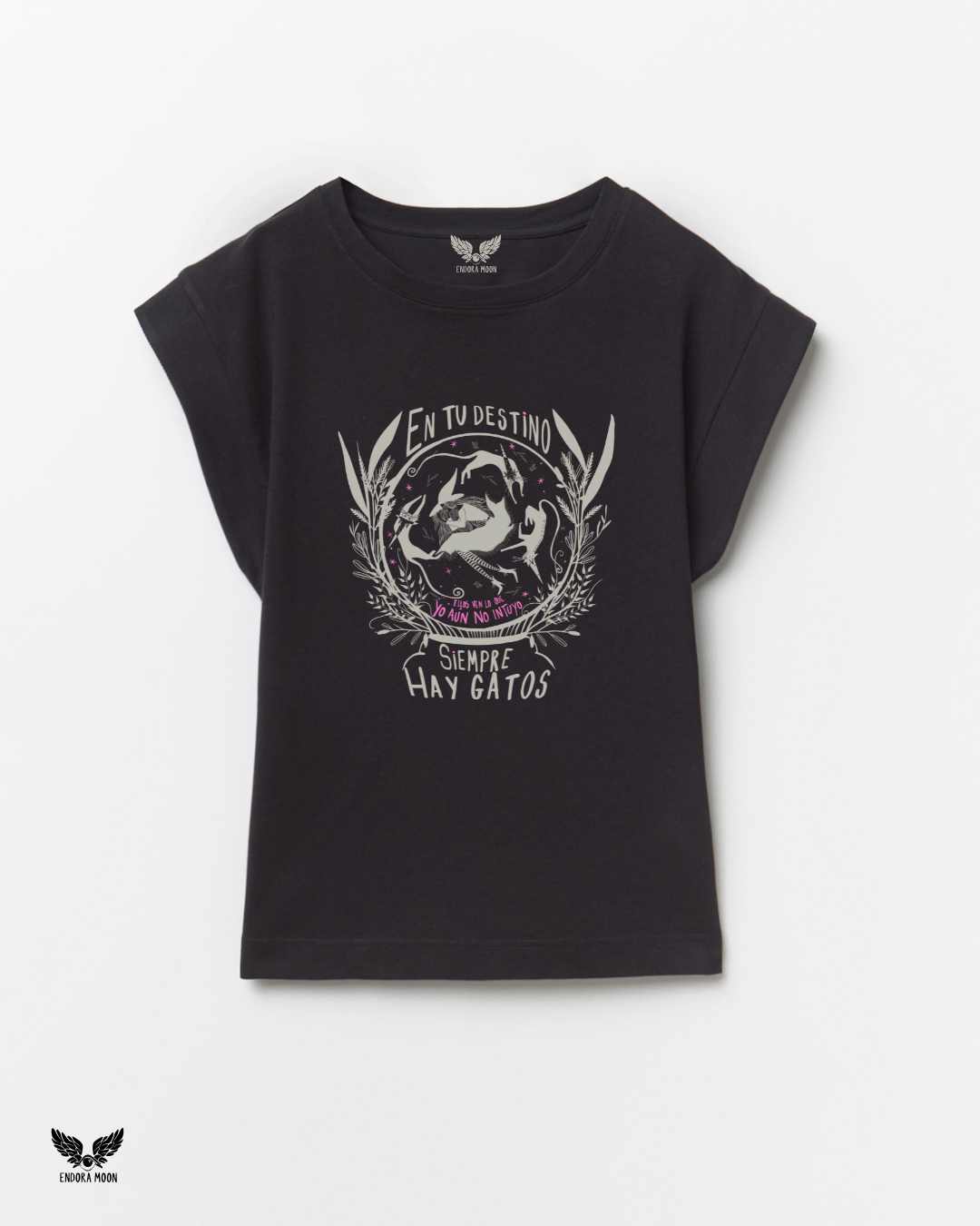 Camiseta Gatos destino  Negra cuello caja. 