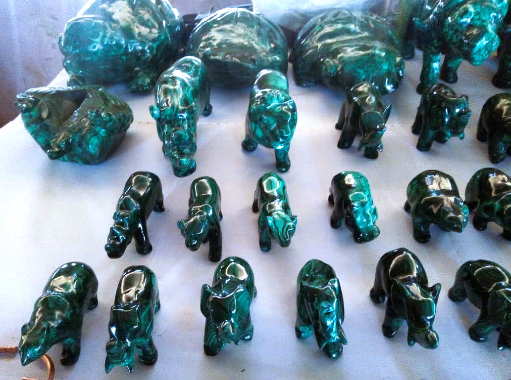 Groupes de sculptures d'animaux en pierre