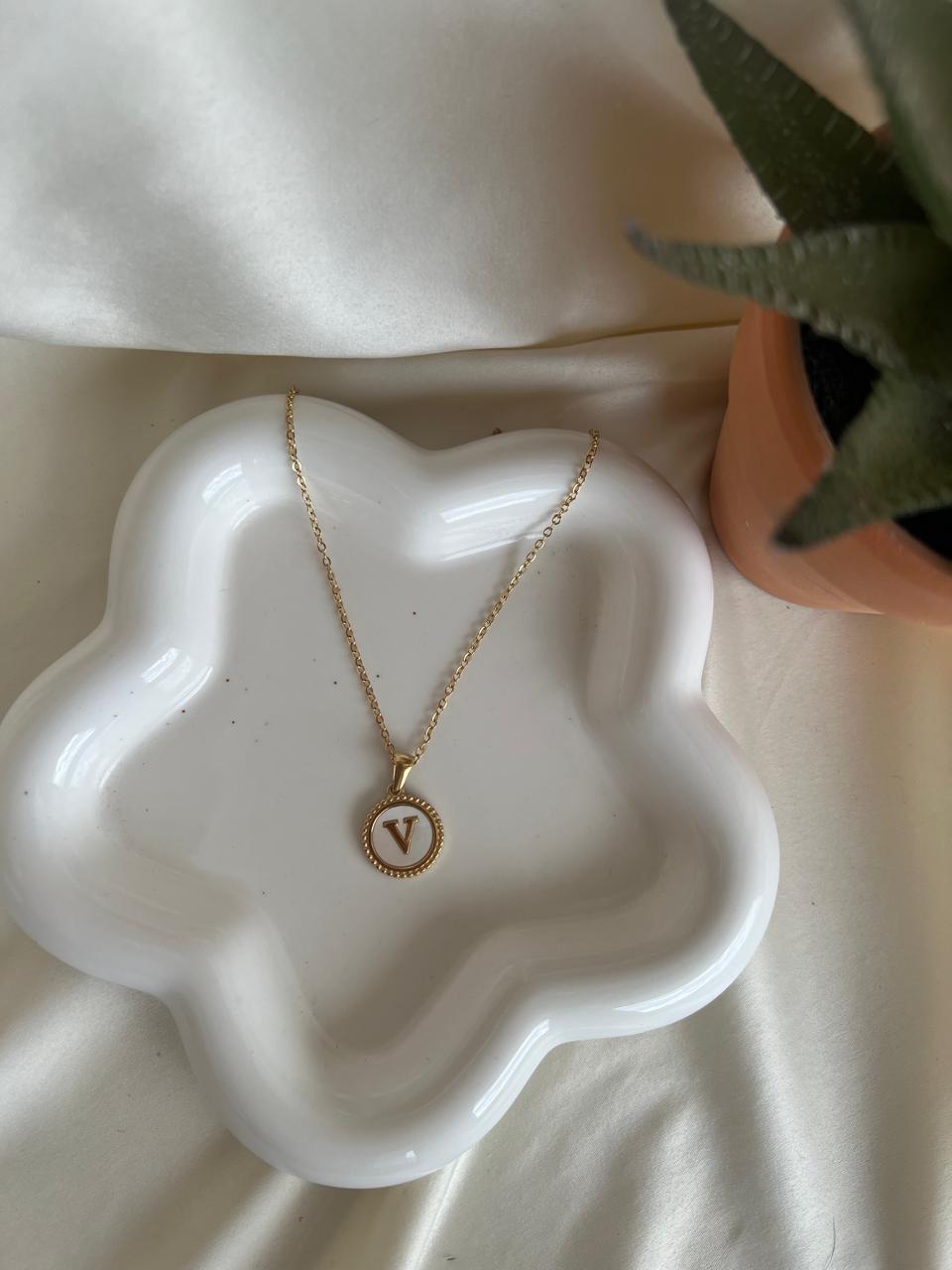 Collar Letra "V"