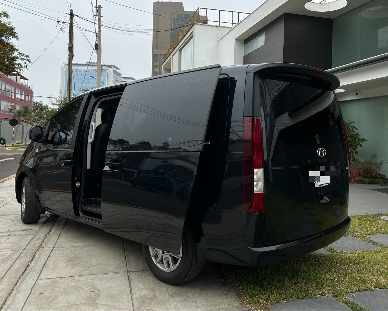 MINIVAN HYUNDAI STARIA