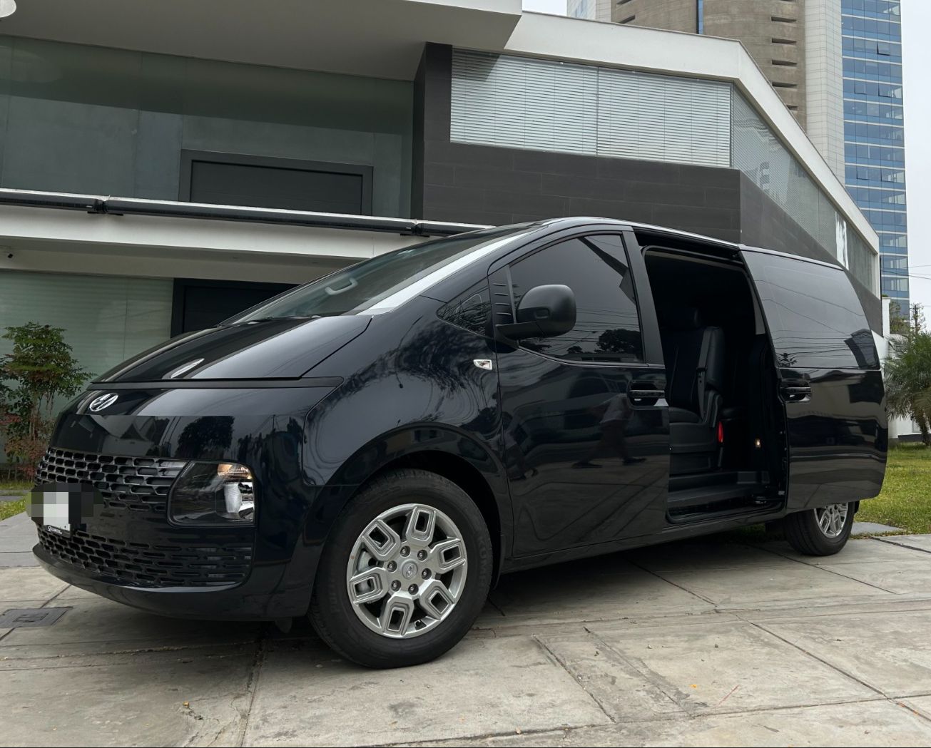 MINIVAN HYUNDAI STARIA