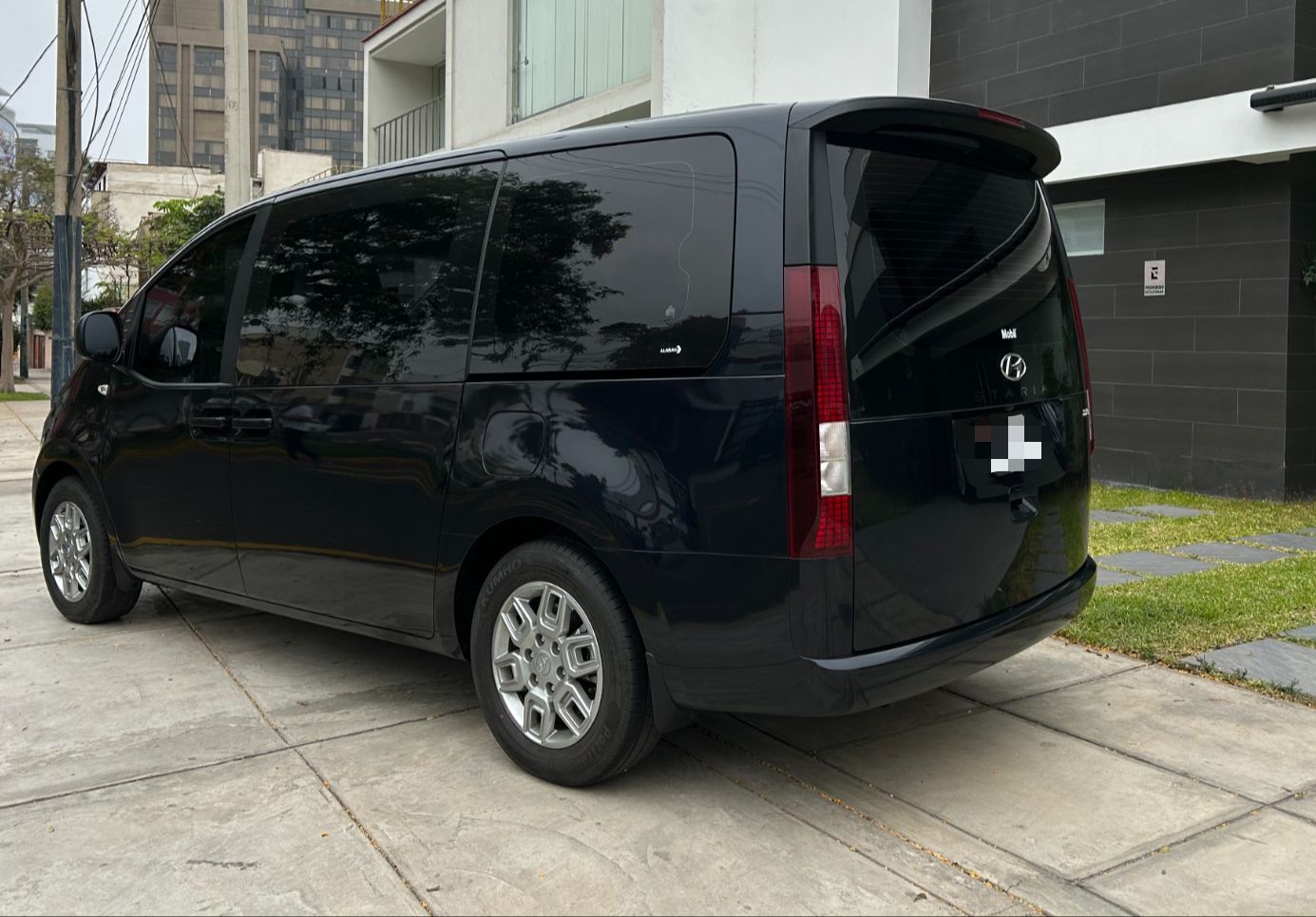 MINIVAN HYUNDAI STARIA