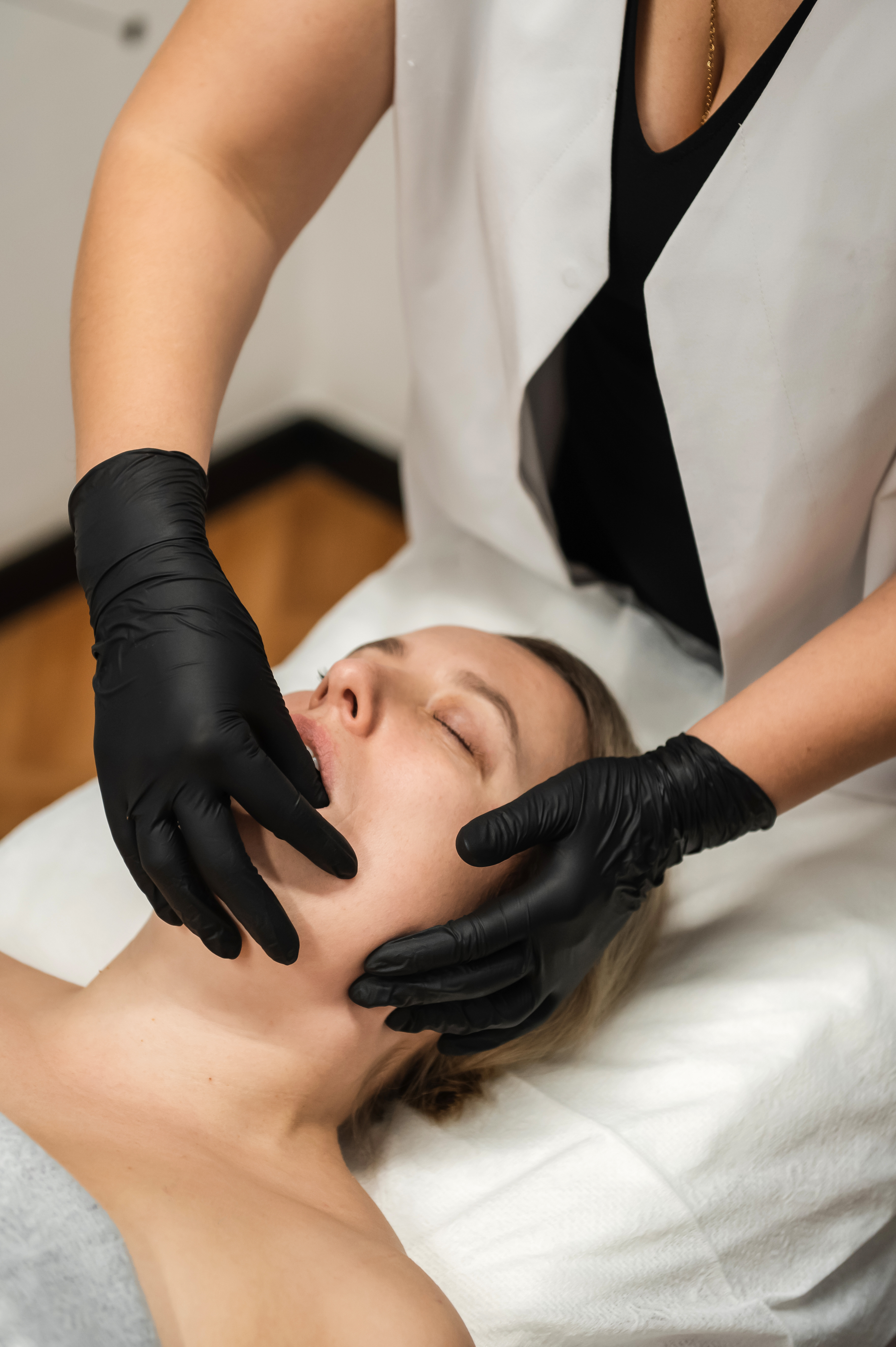 Intraoralinio veido masažo ir grožio terapijos procedūra