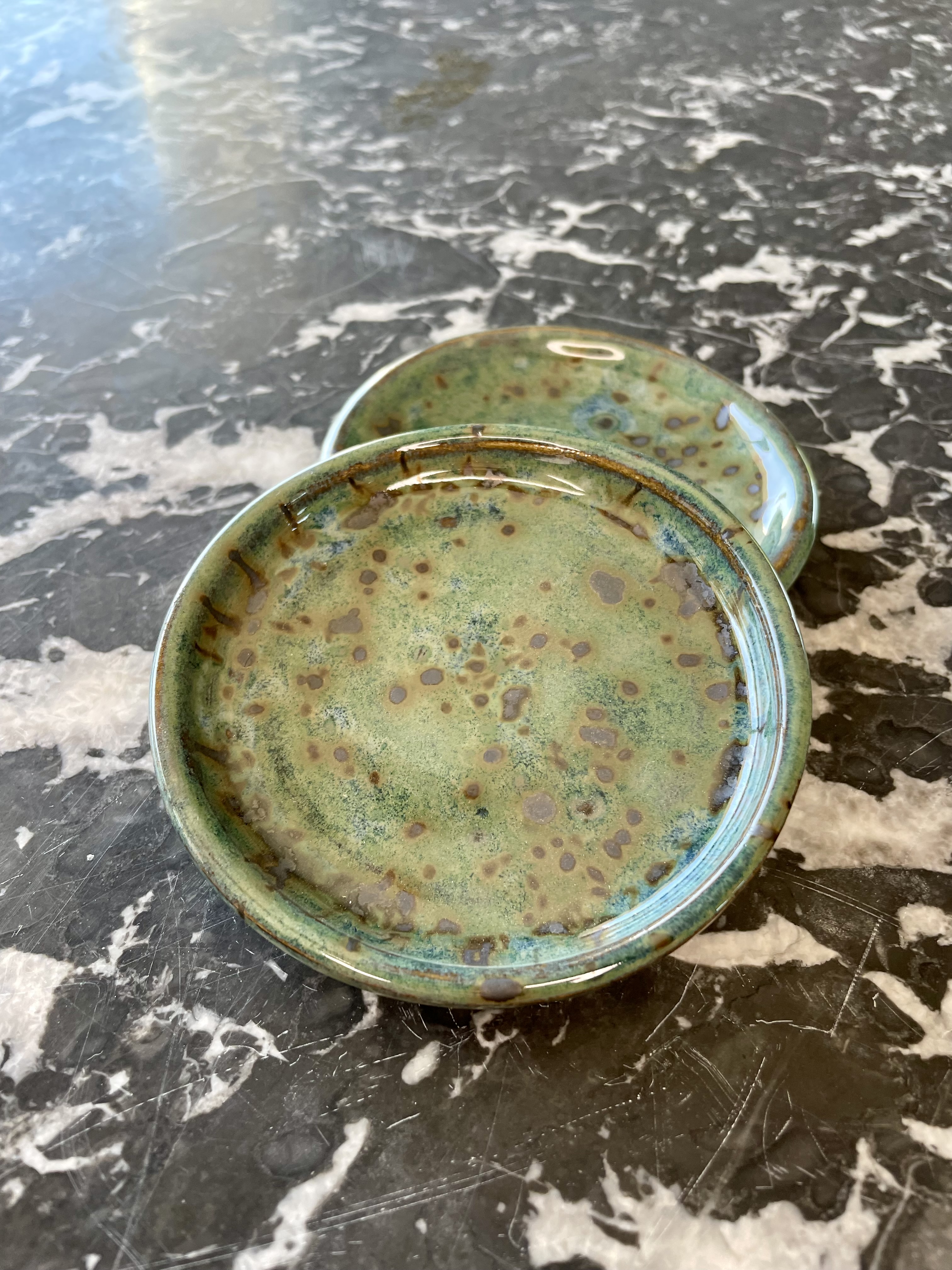 Coupelles en grès – émail moucheté vert de cuivre
