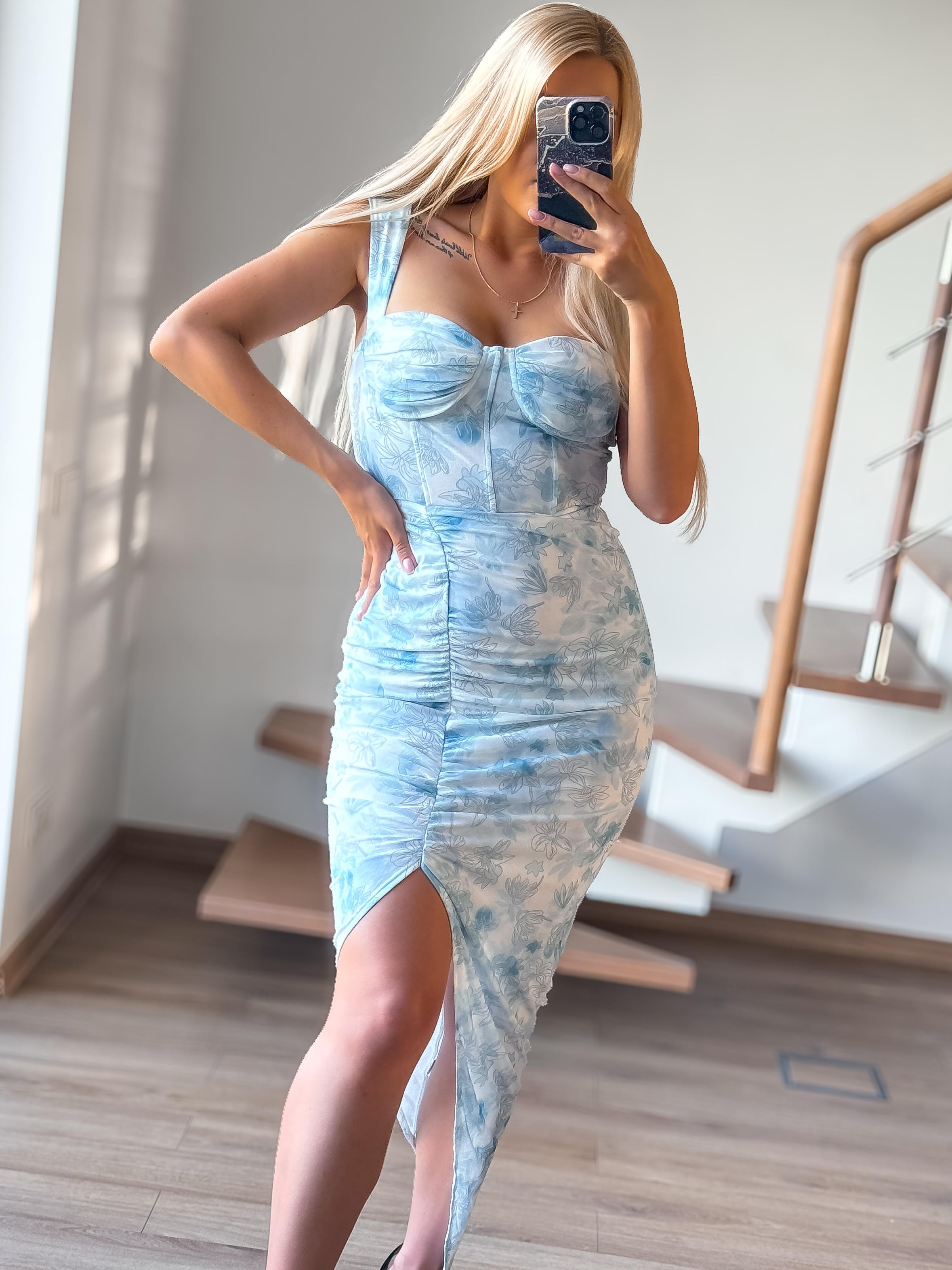 Šviesiai mėlyna gėlėta suknelė