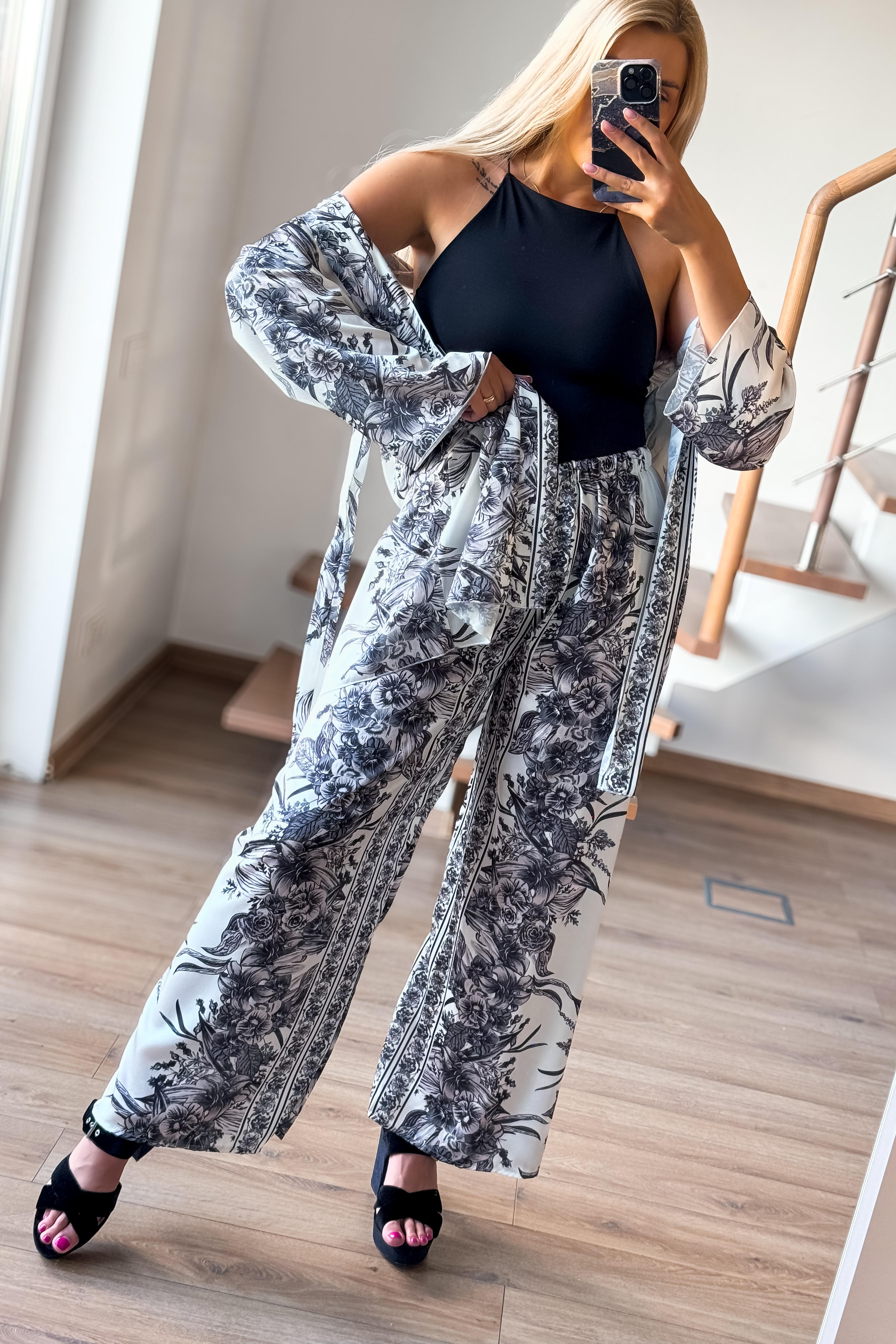 Kimono ir kelnių kostiumėlis