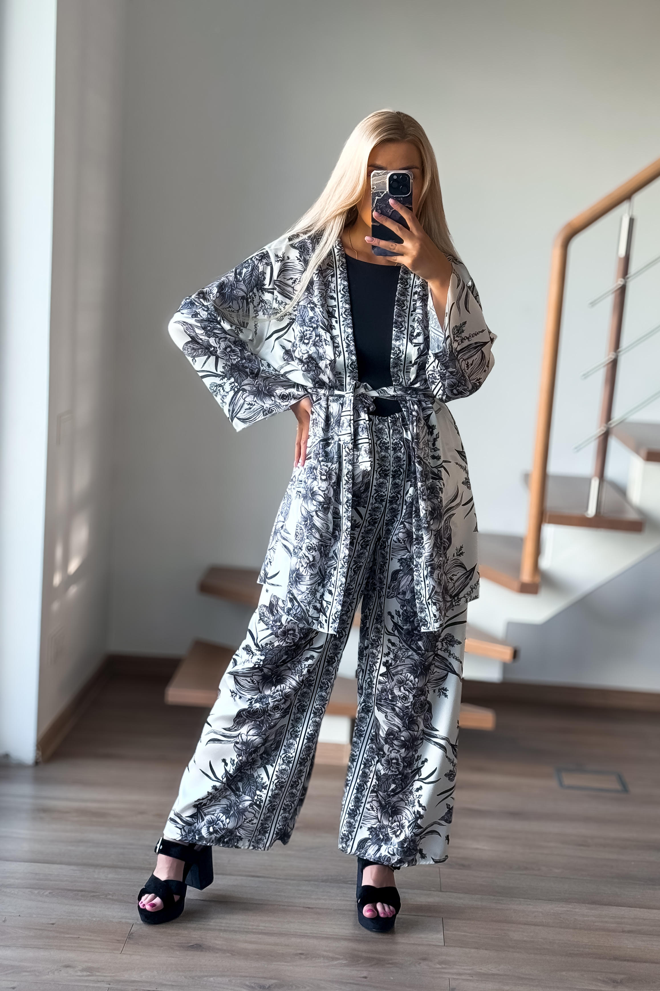 Kimono ir kelnių kostiumėlis