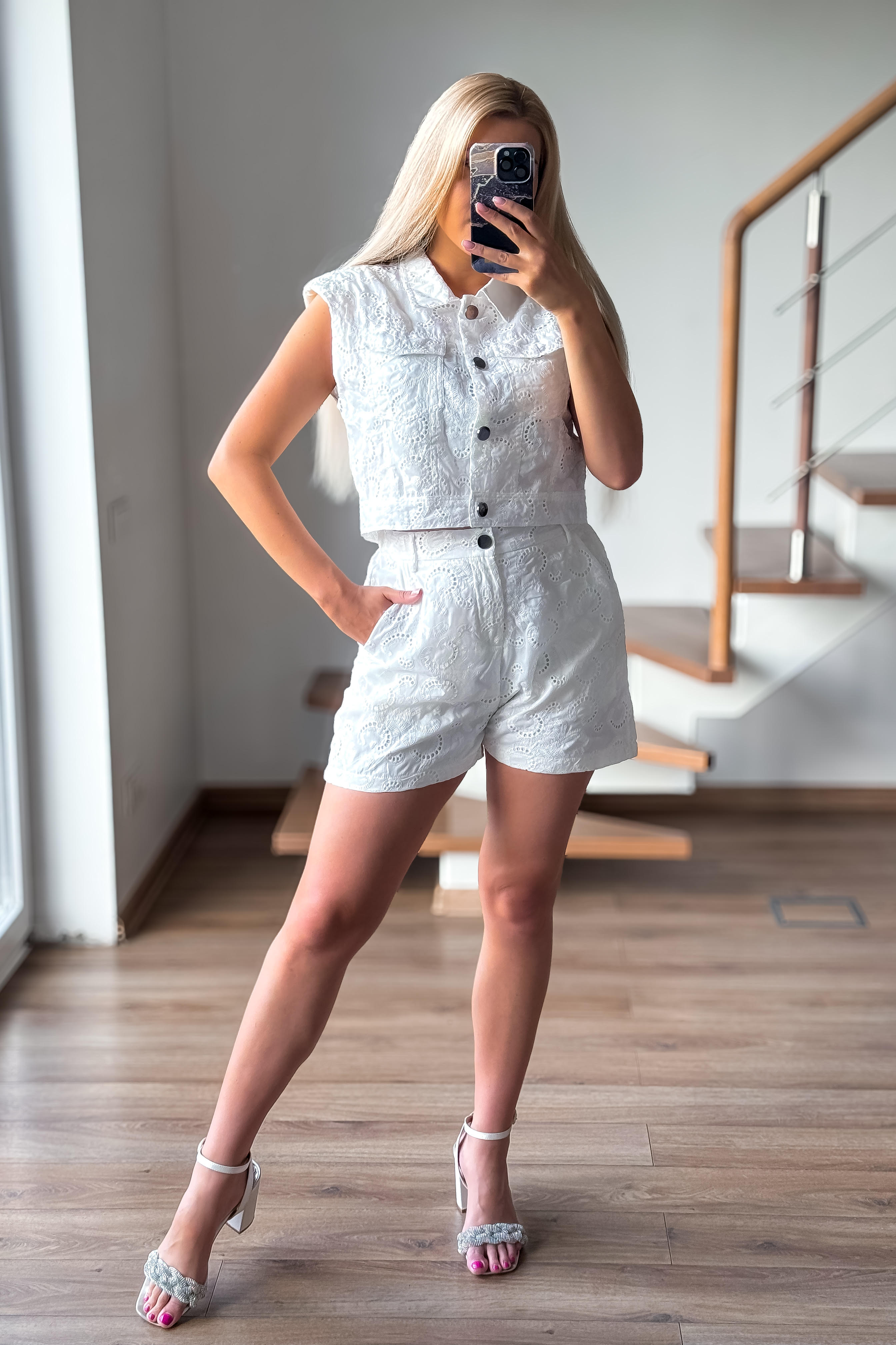 Baltas dviejų dalių kostiumėlis su šortais