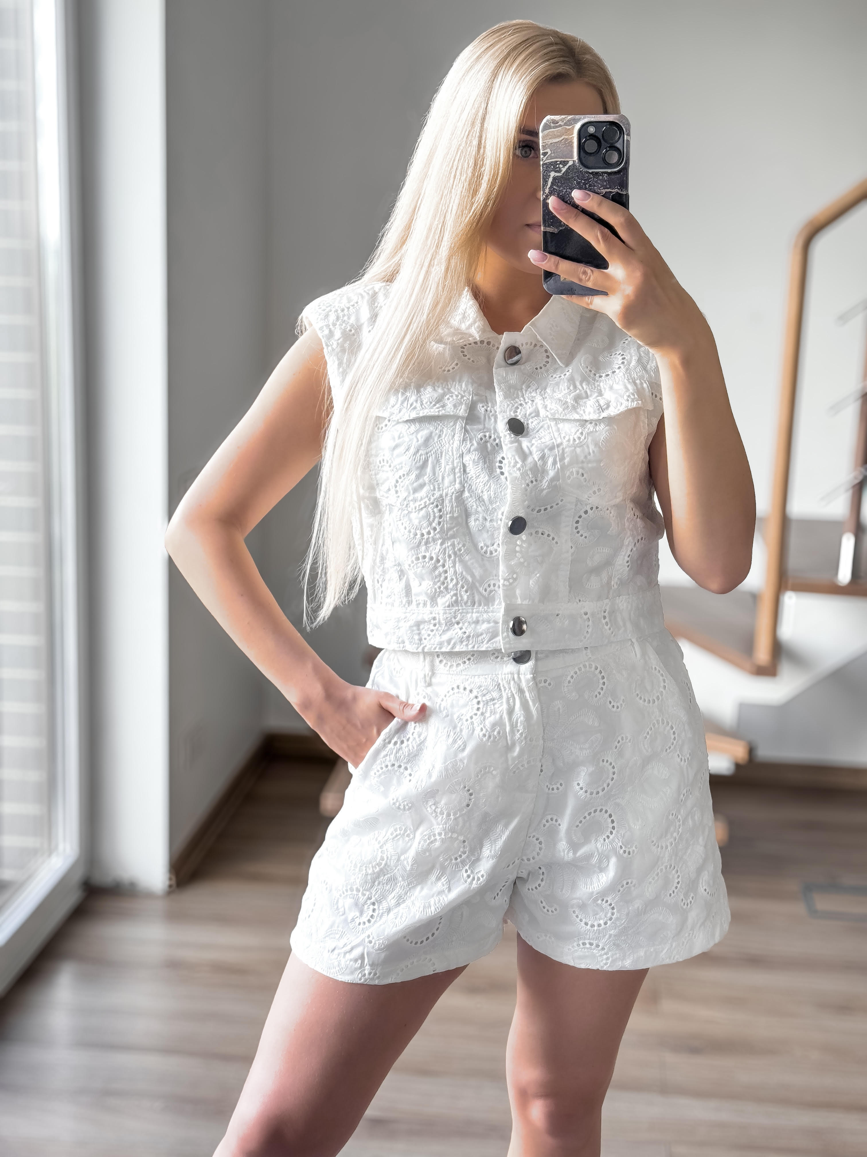 Baltas dviejų dalių kostiumėlis su šortais