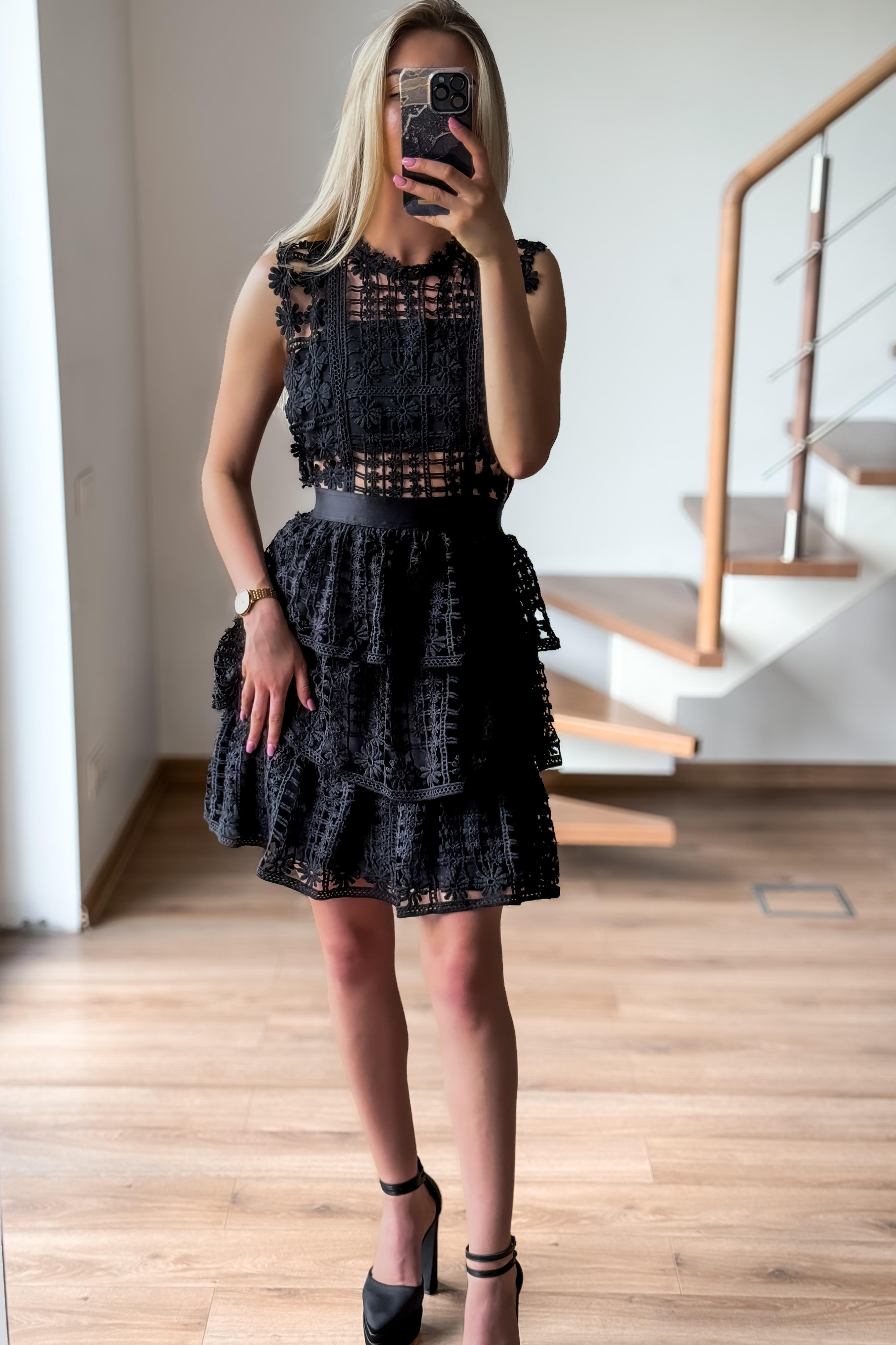 Juoda nerta suknelė