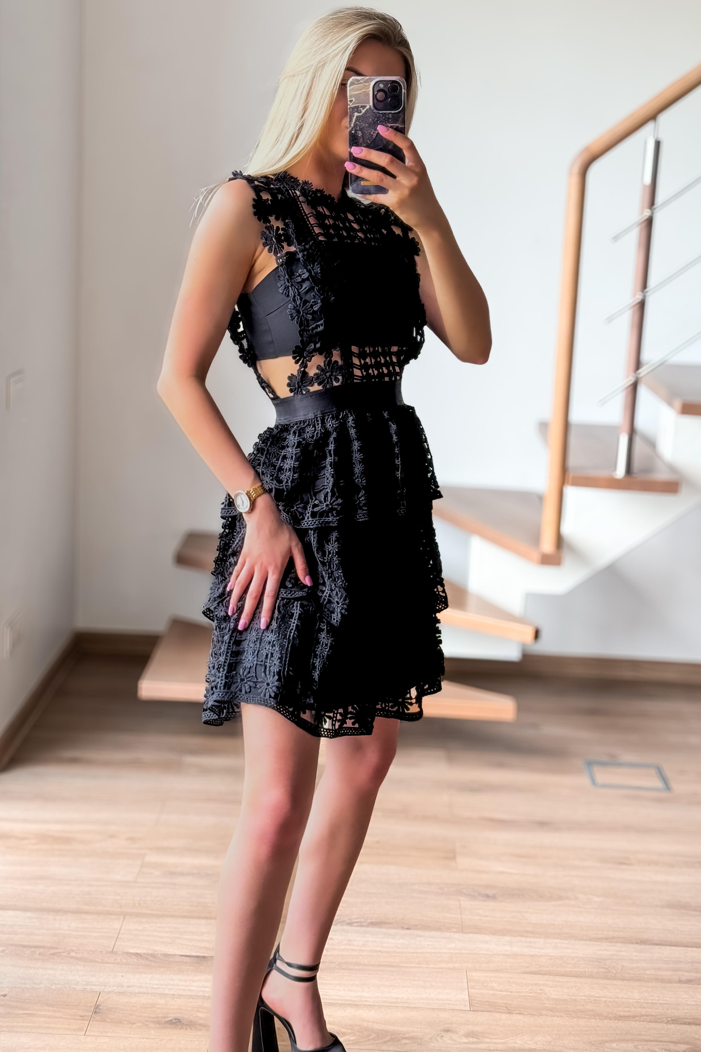 Juoda nerta suknelė