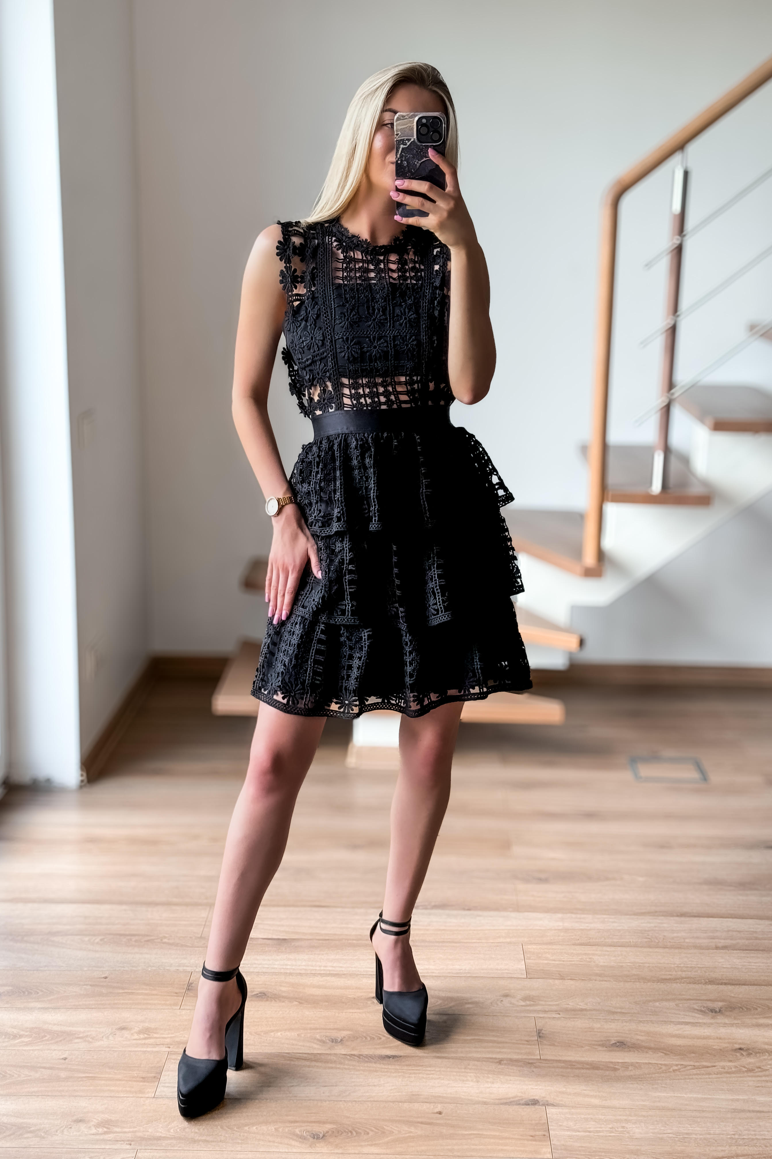 Juoda nerta suknelė