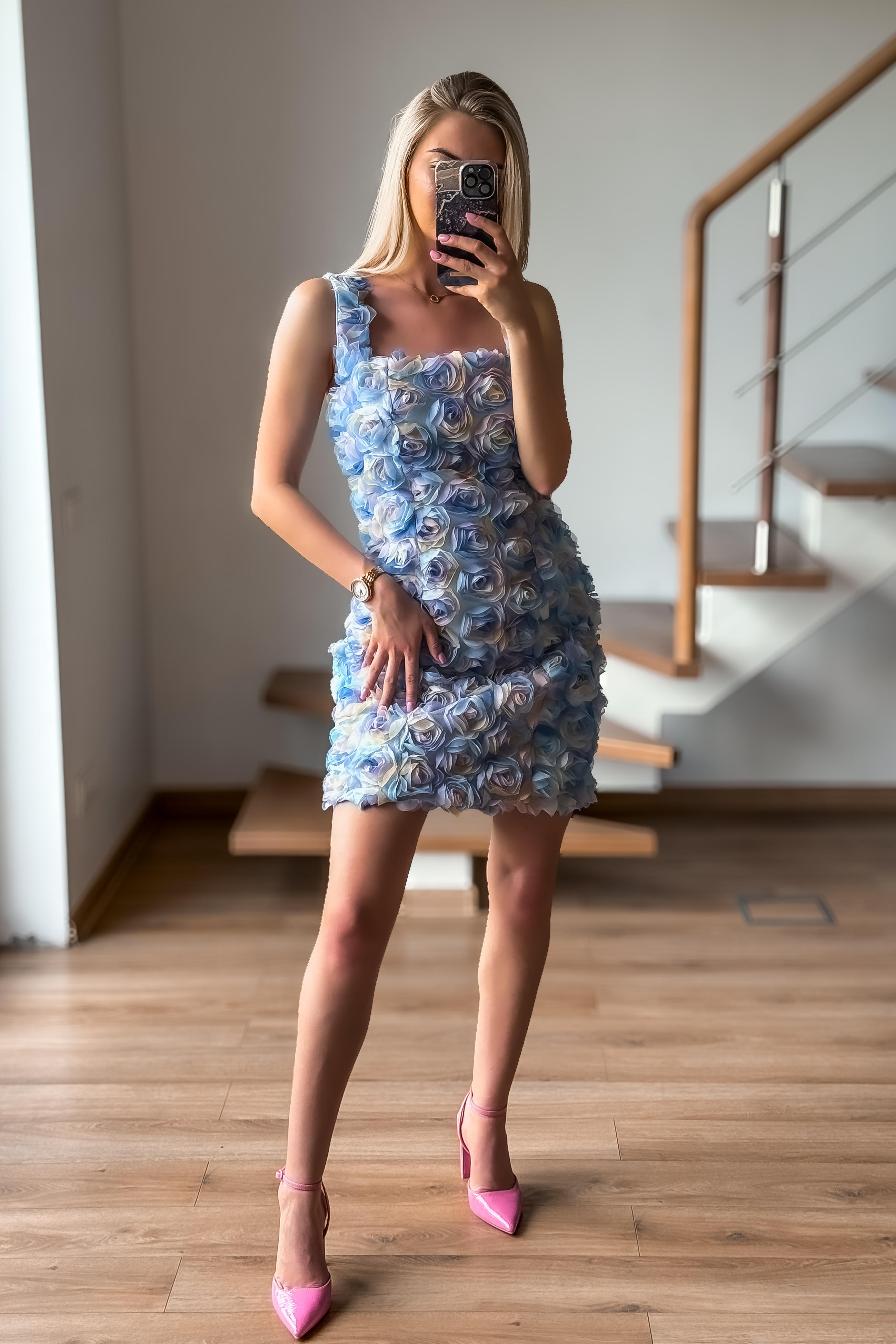 Suknelė su tiulinėmis gėlytėmis