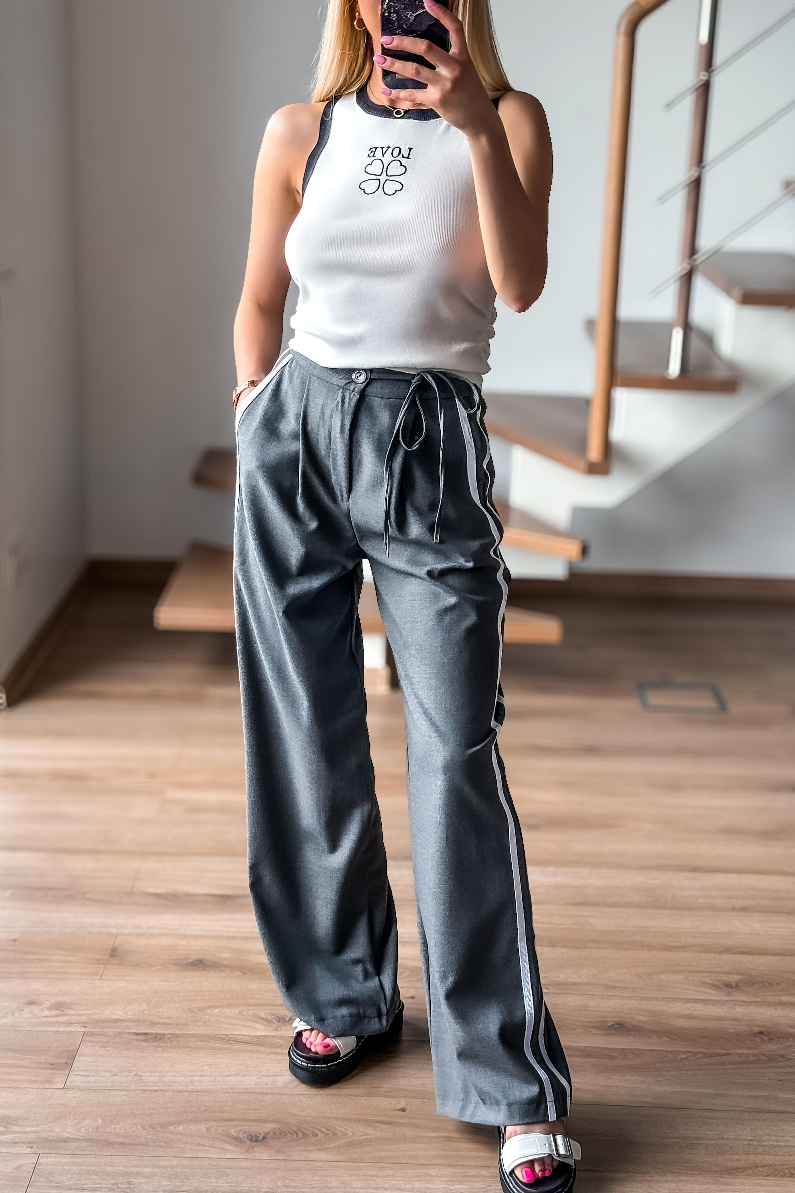 Pilkos kelnės su juosta