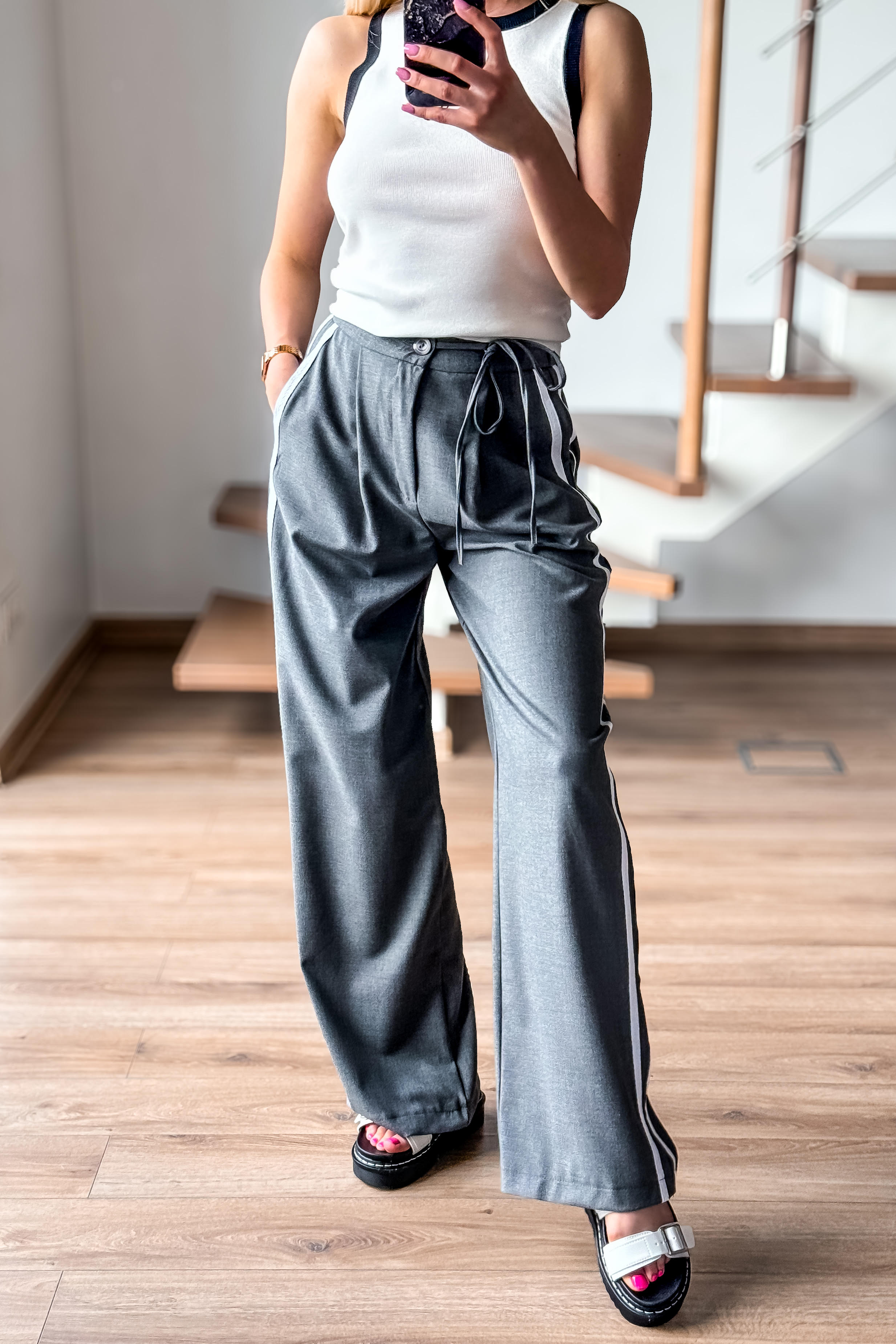 Pilkos kelnės su juosta