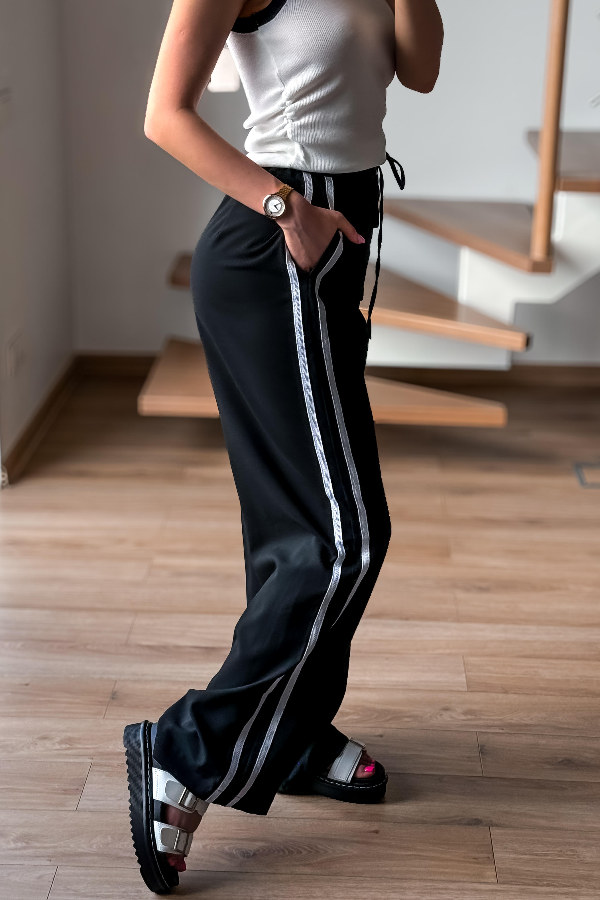 Juodos kelnės su juosta