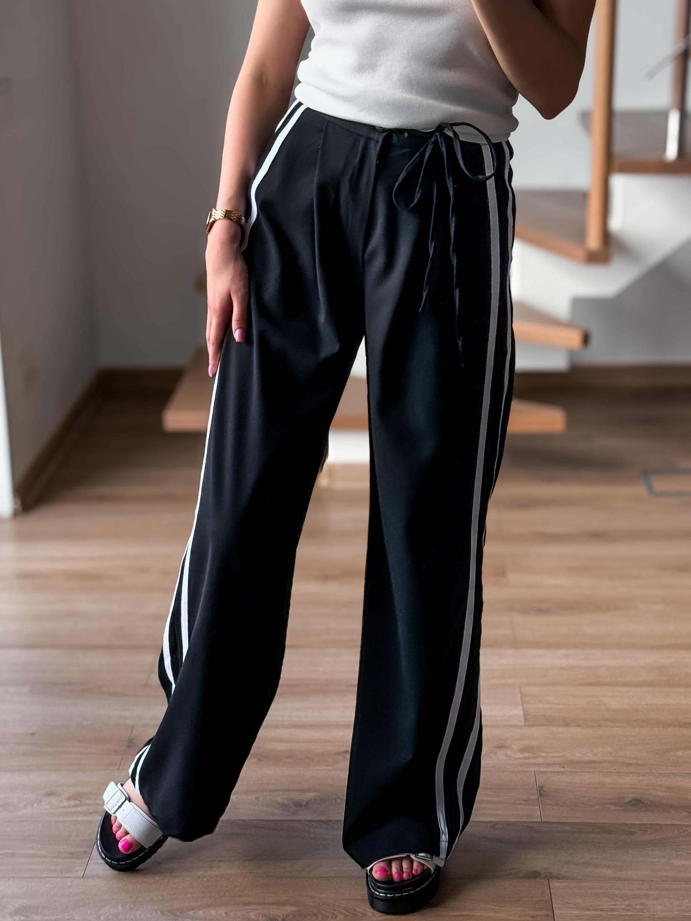 Juodos kelnės su juosta