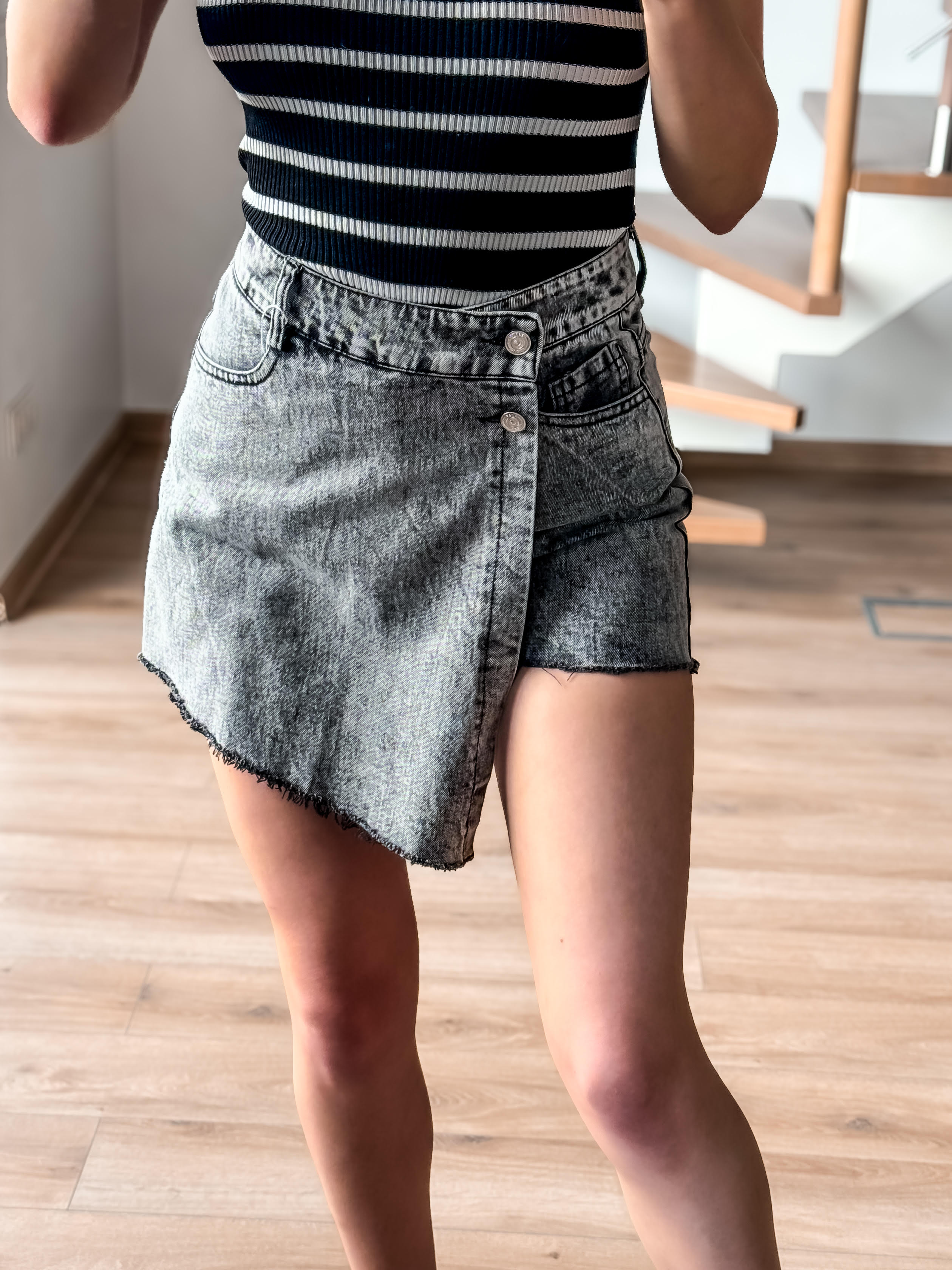 Pilkos spalvos sijonšorčiai