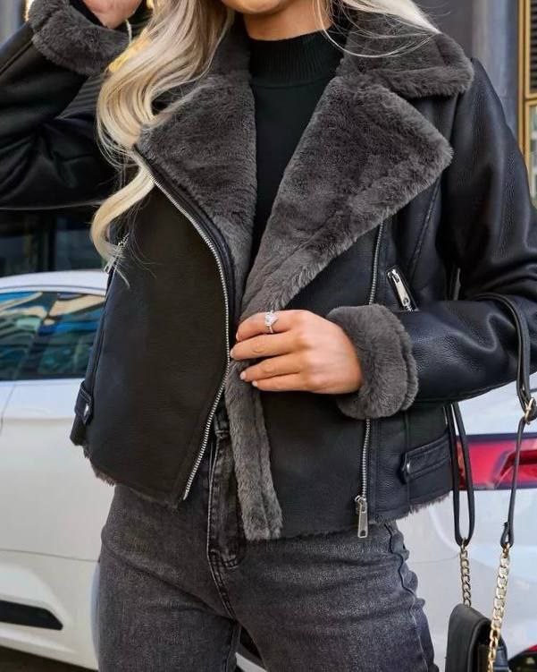 Juoda striukė su dirbtiniu kailiu viduje