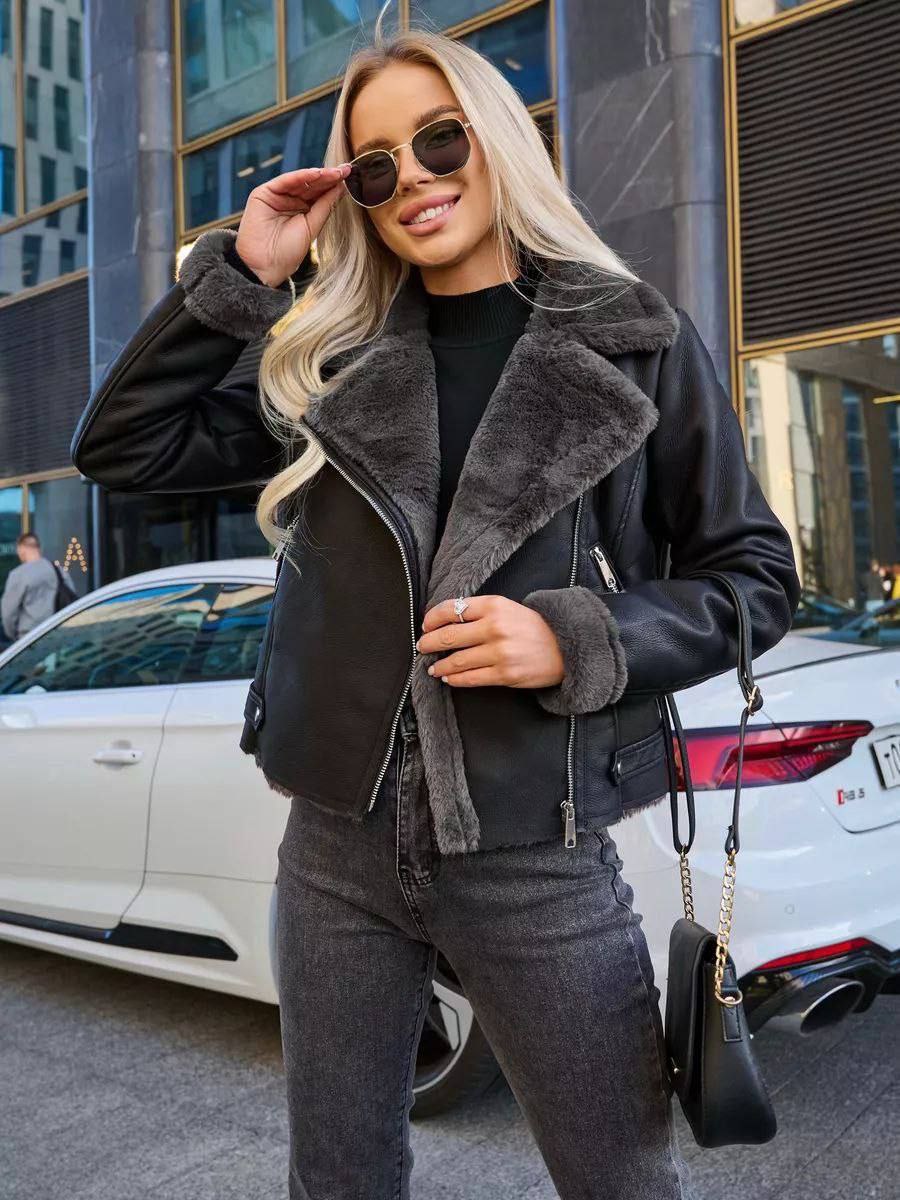 Juoda striukė su dirbtiniu kailiu viduje