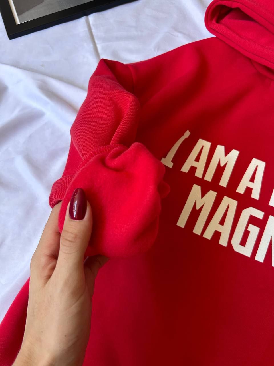 Raudonas džemperis su kapišonu "Money magnet"