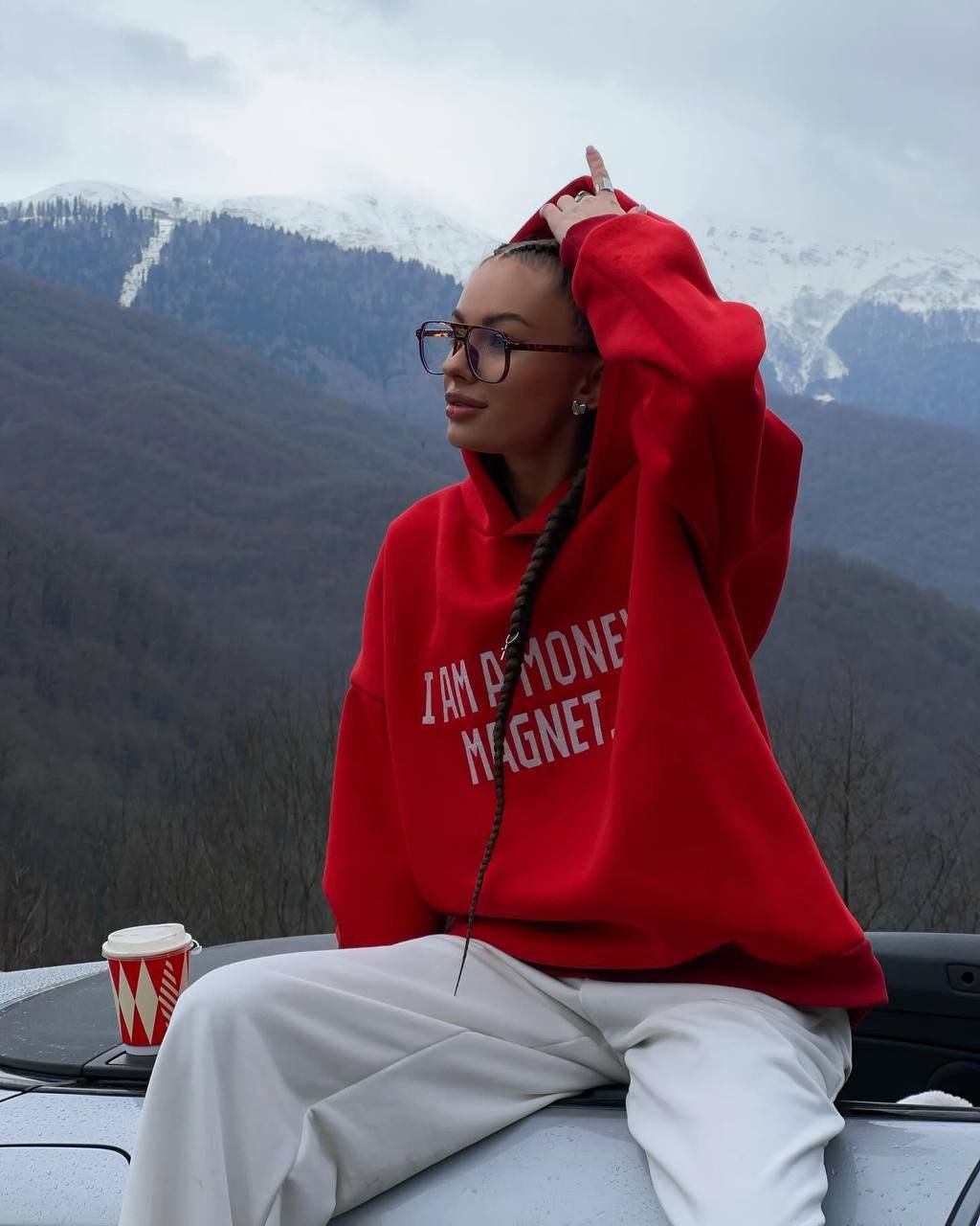 Raudonas džemperis su kapišonu "Money magnet"