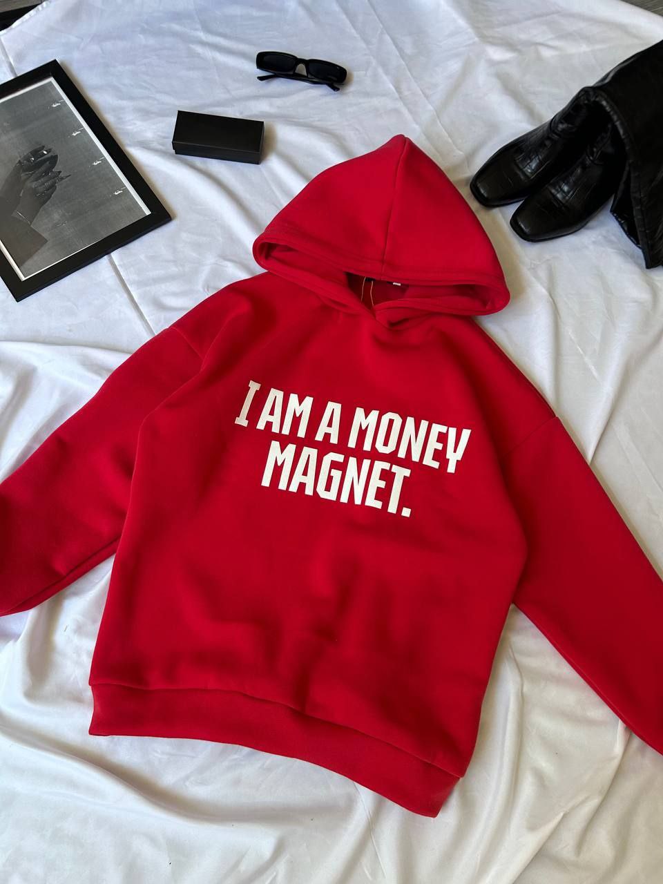 Raudonas džemperis su kapišonu "Money magnet"