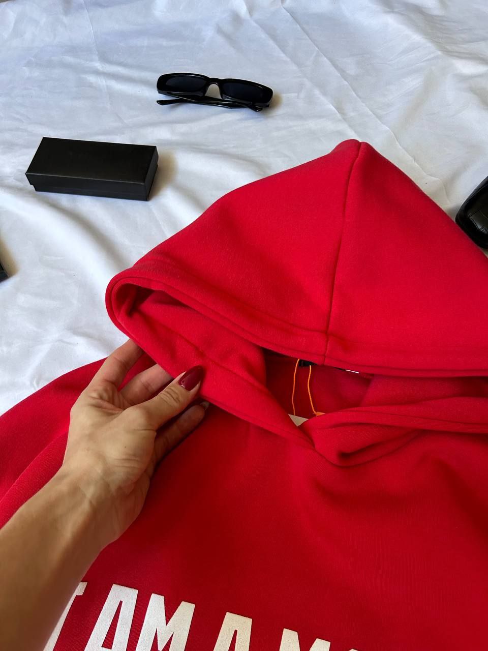 Raudonas džemperis su kapišonu "Money magnet"