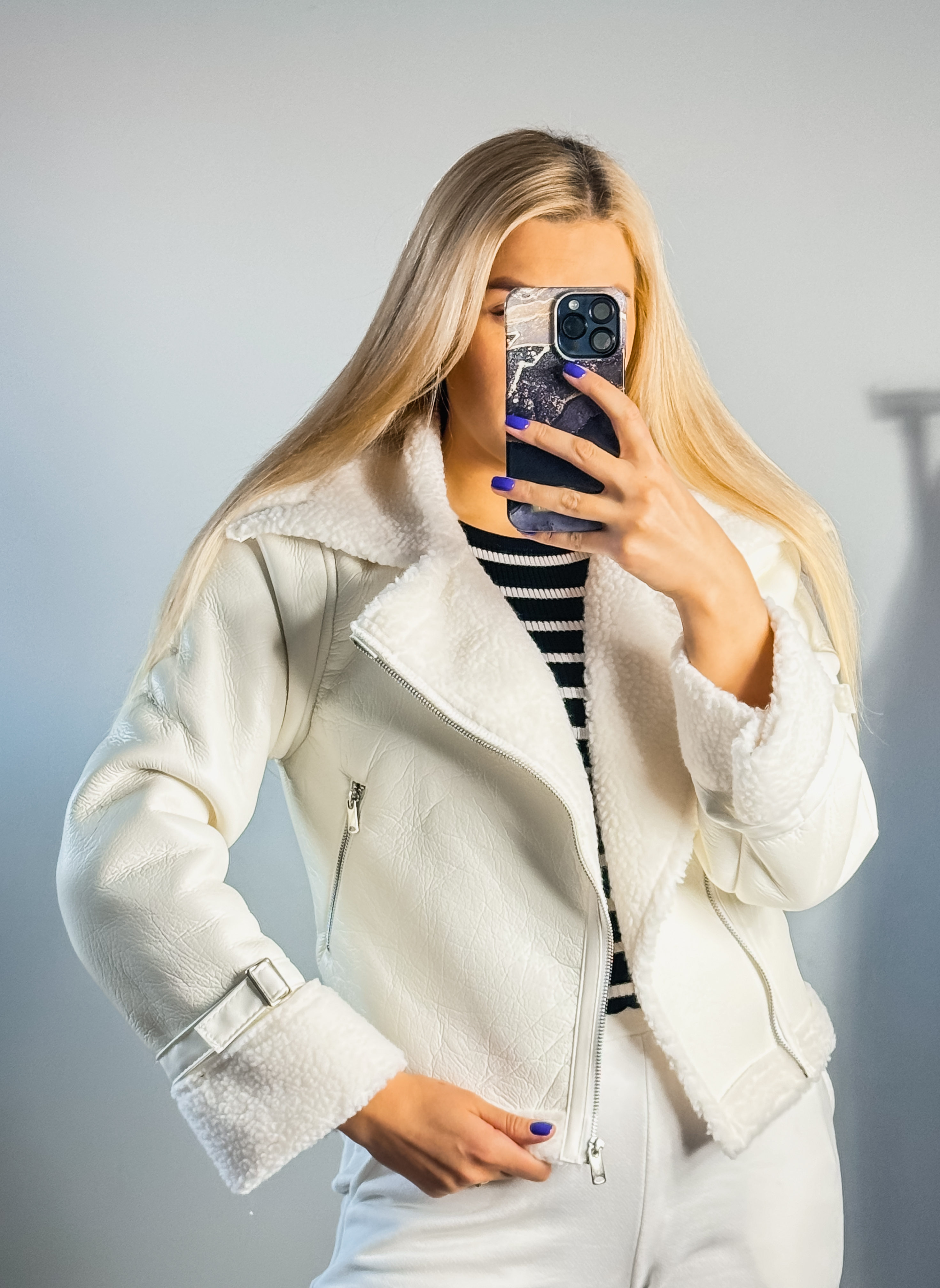 Balta striukė su dirbtiniu kailiu viduje