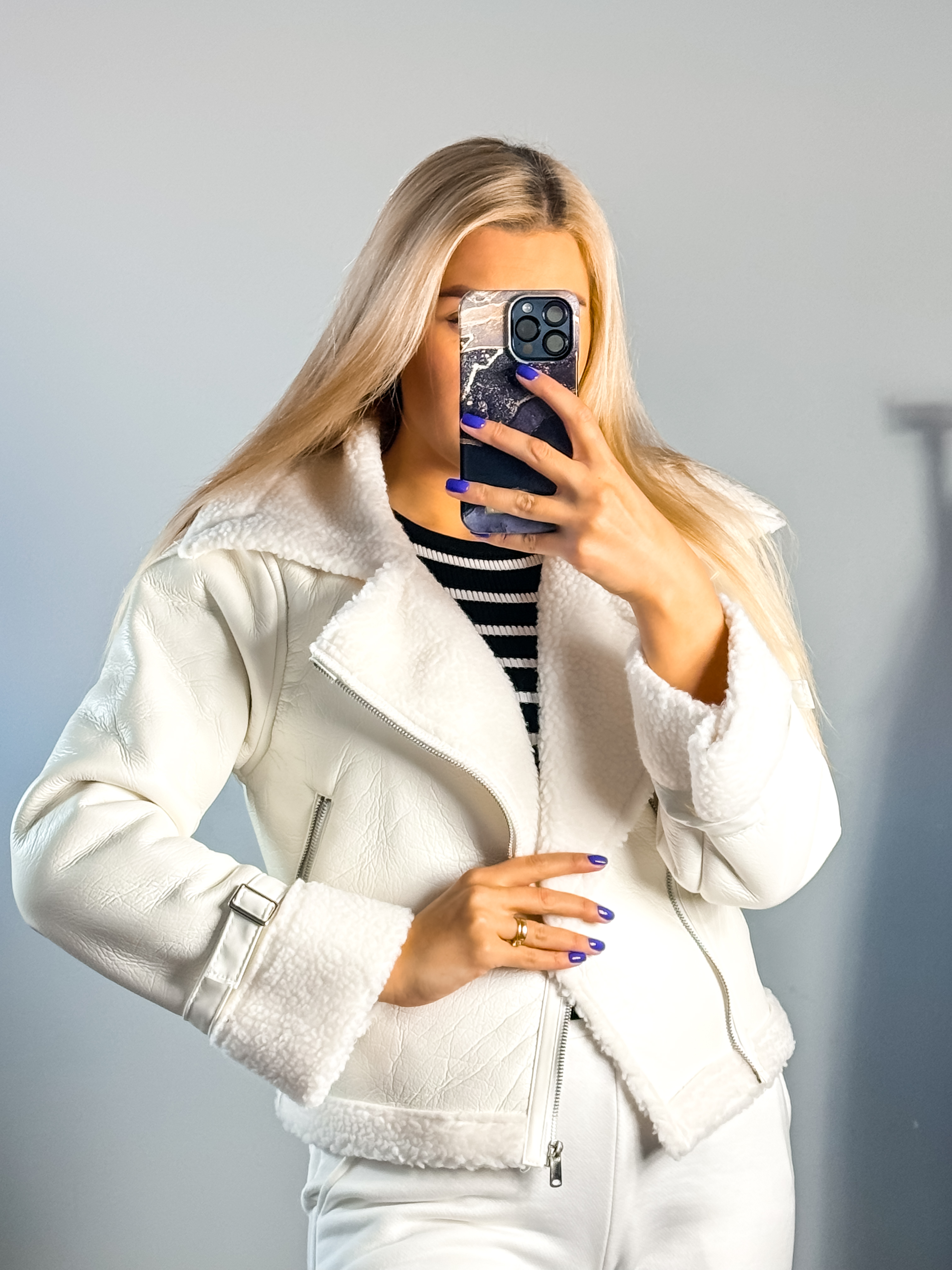 Balta striukė su dirbtiniu kailiu viduje