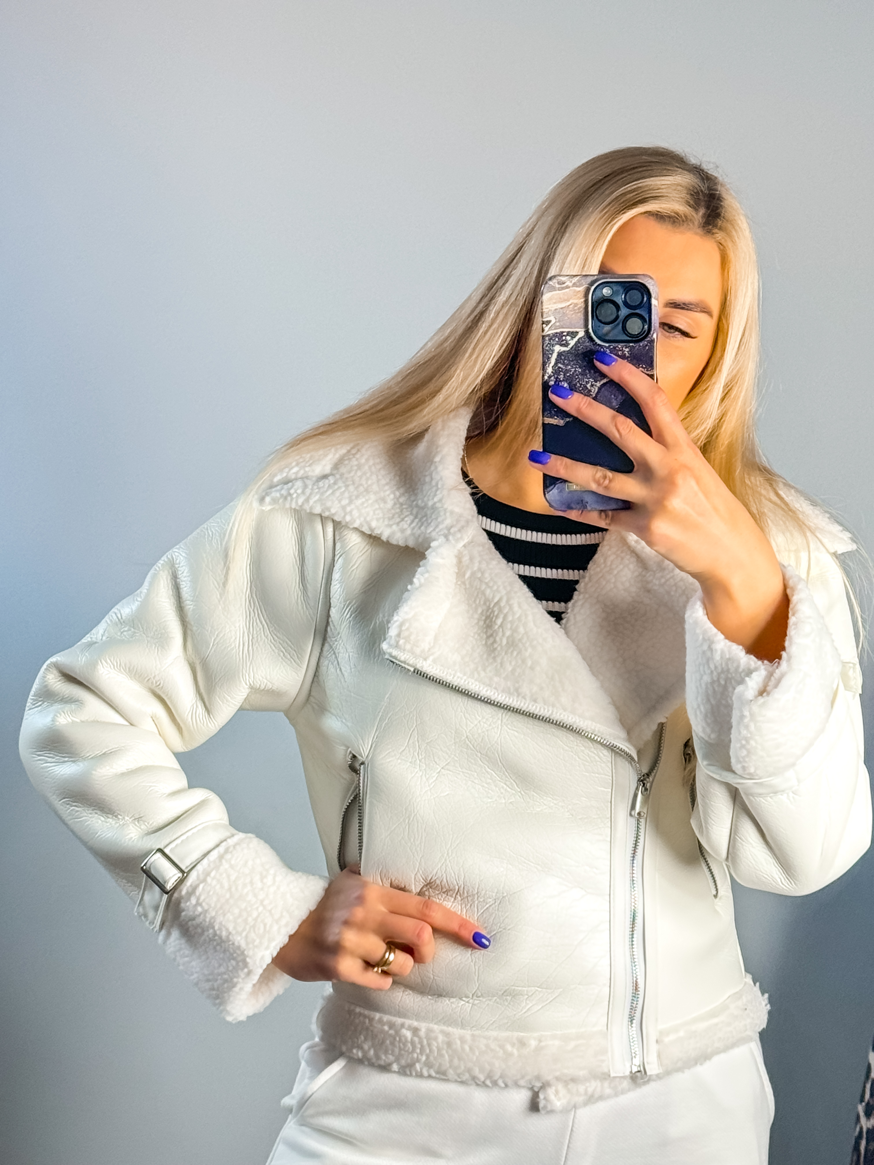 Balta striukė su dirbtiniu kailiu viduje