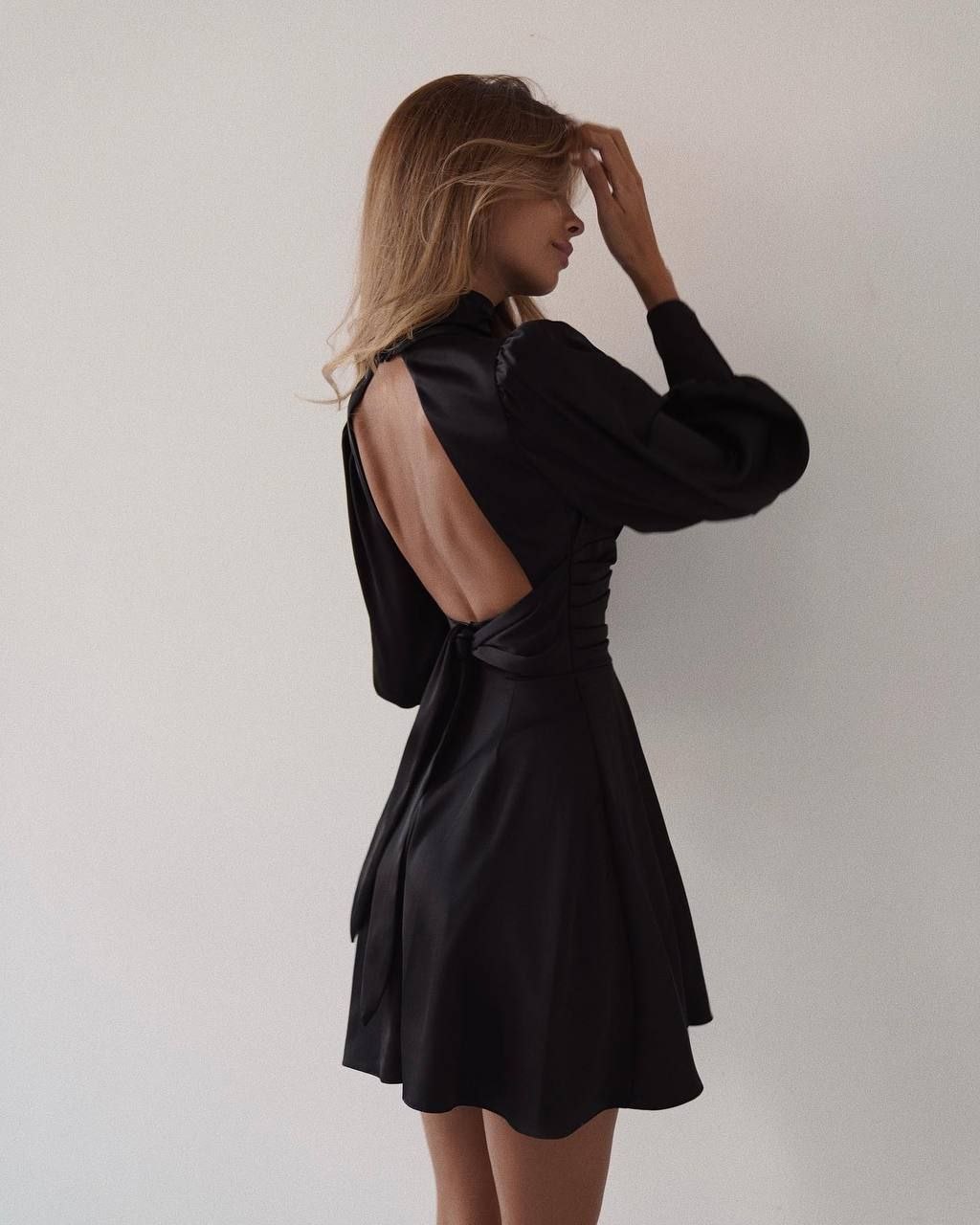 Juoda Armani šilko suknelė