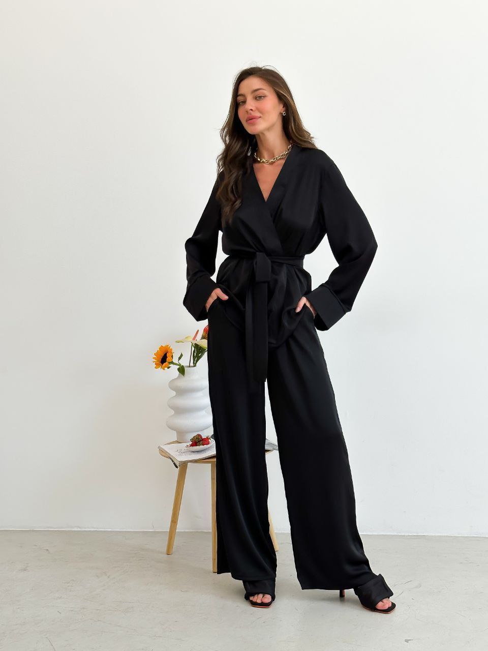 Juodos spalvos Armani šilko kostiumėlis