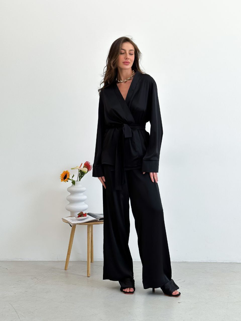 Juodos spalvos Armani šilko kostiumėlis