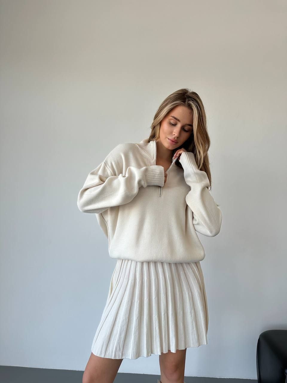 Pieno baltumo spalvos dviejų dalių kostiumėlis su vilna