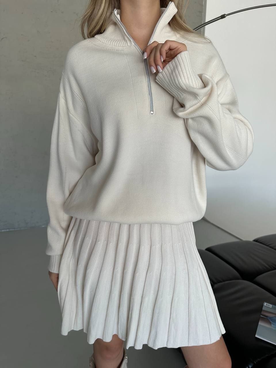 Pieno baltumo spalvos dviejų dalių kostiumėlis su vilna