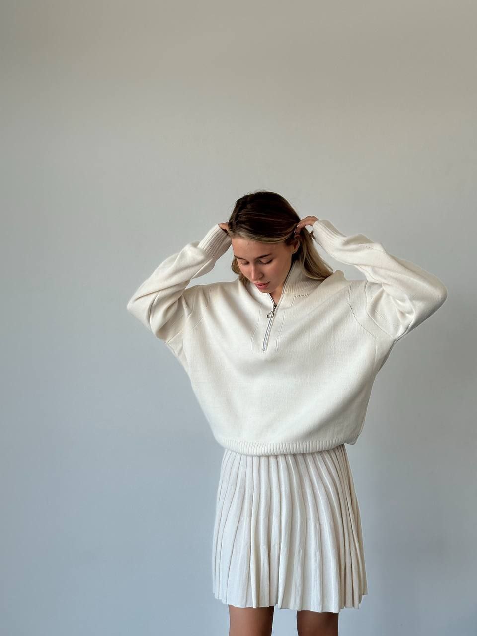 Pieno baltumo spalvos dviejų dalių kostiumėlis su vilna