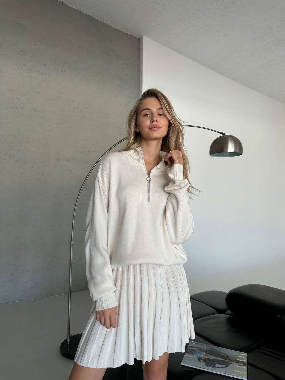 Pieno baltumo spalvos dviejų dalių kostiumėlis su vilna