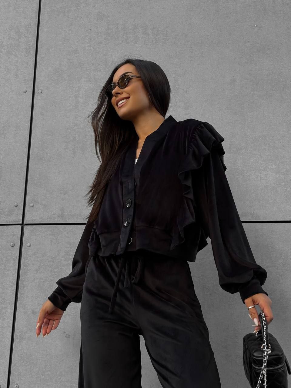 Juodas veliūrinis laisvalaikio kostiumėlis