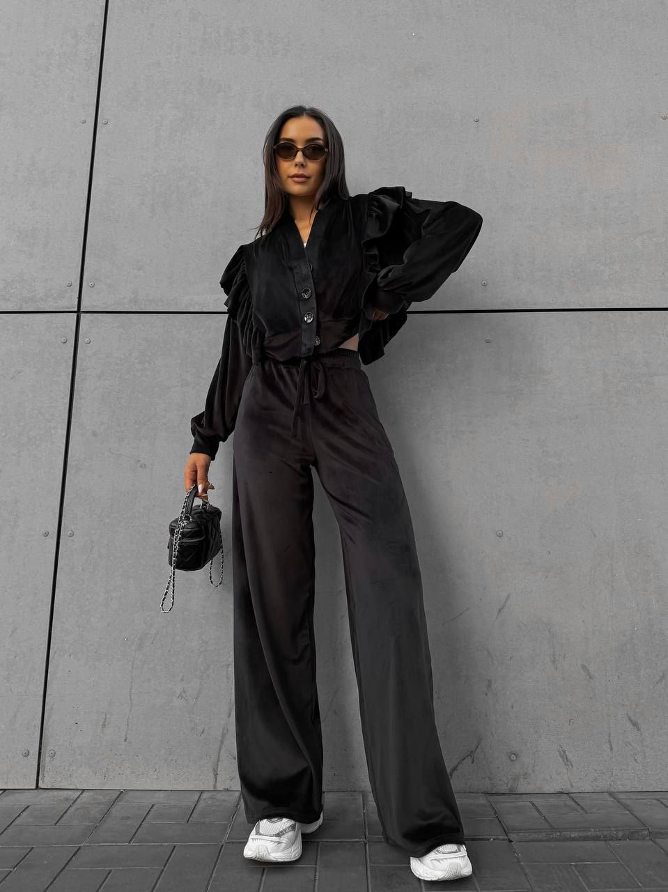 Juodas veliūrinis laisvalaikio kostiumėlis