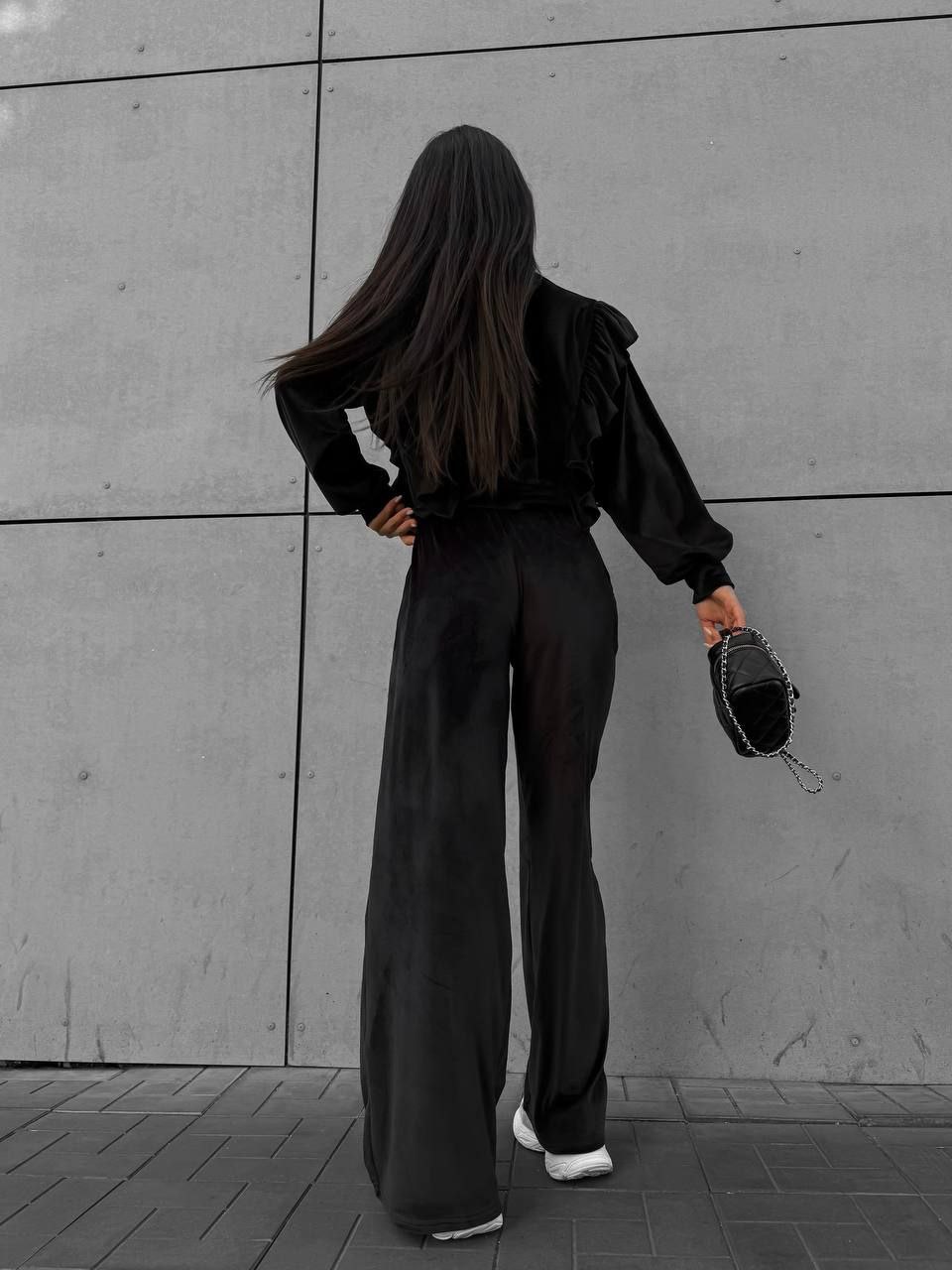 Juodas veliūrinis laisvalaikio kostiumėlis