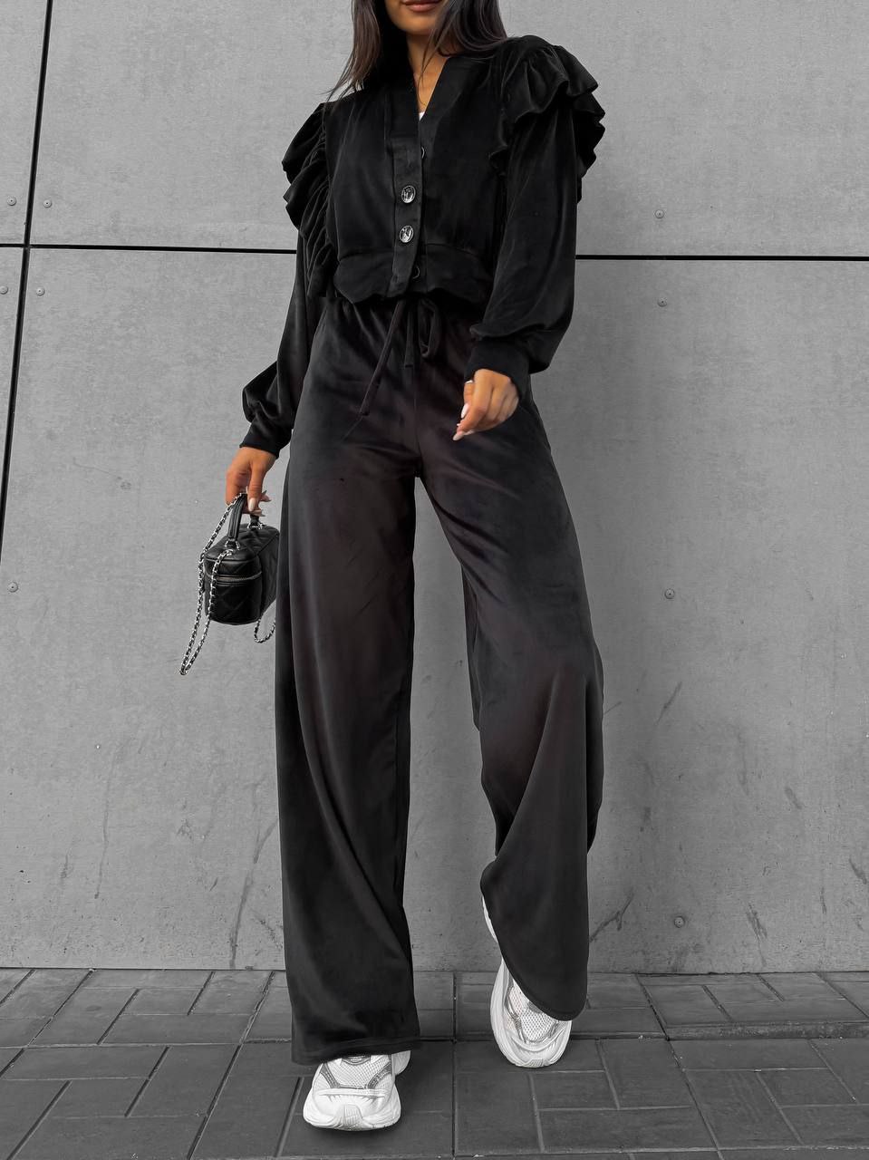 Juodas veliūrinis laisvalaikio kostiumėlis