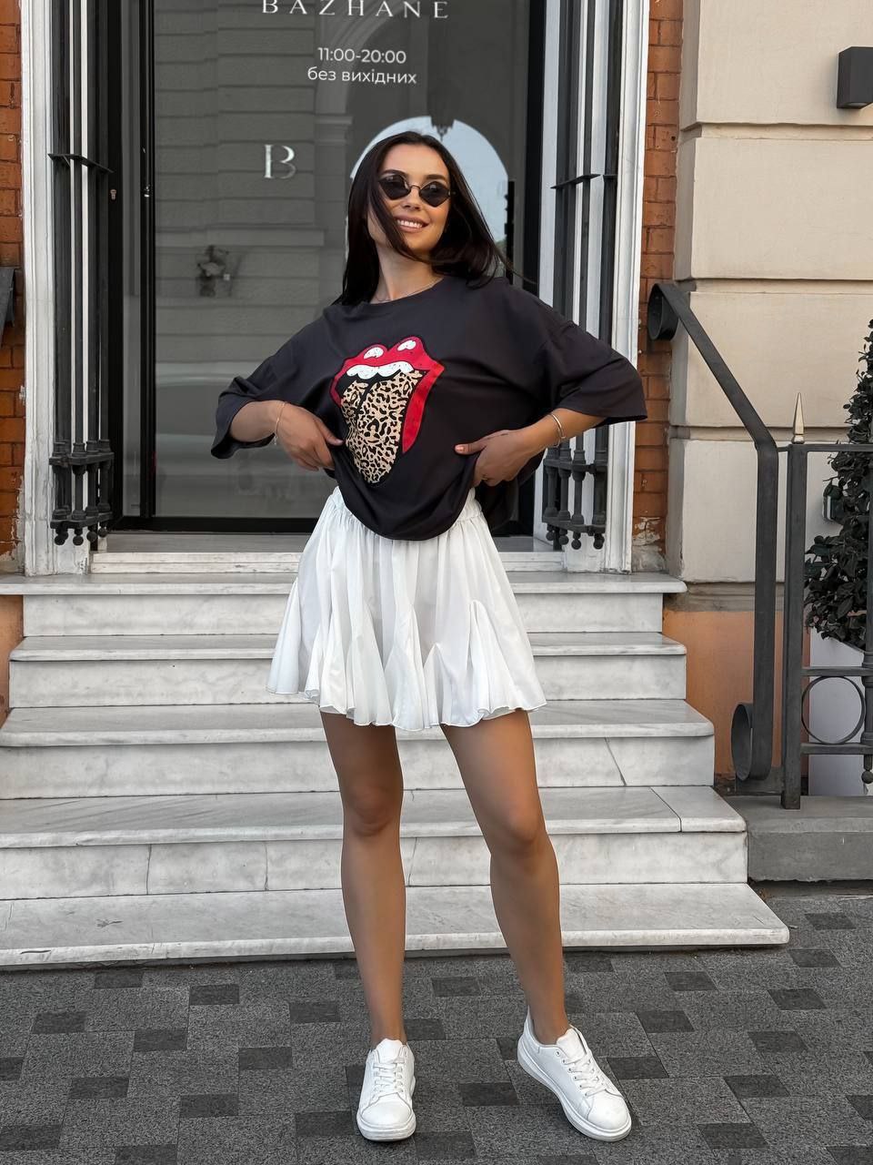 Baltas klostuotas sijonas