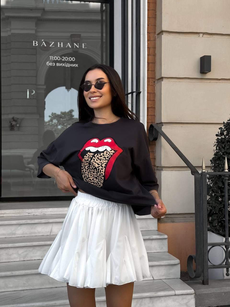 Baltas klostuotas sijonas