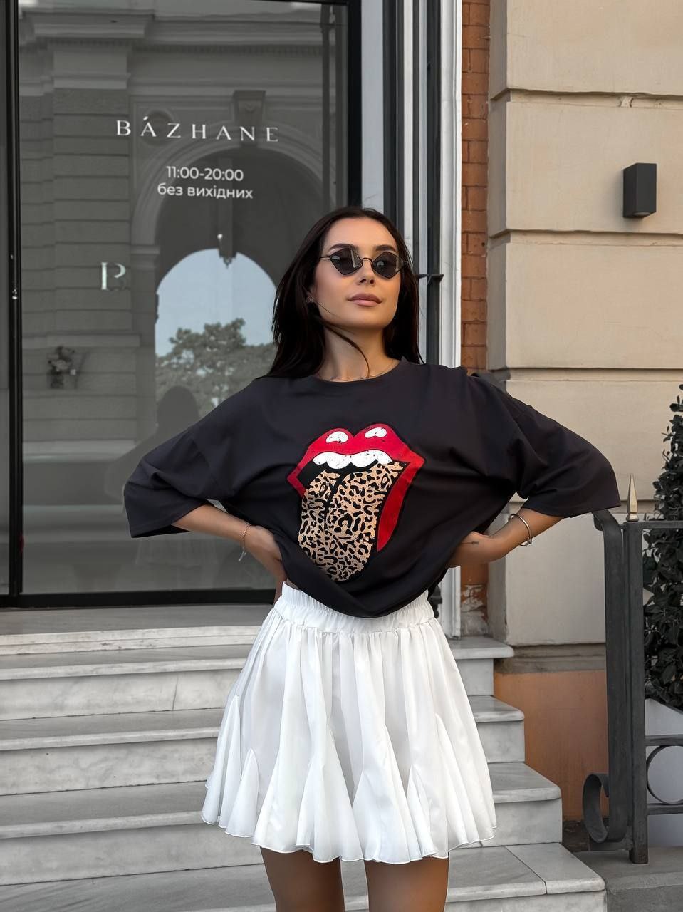 Baltas klostuotas sijonas