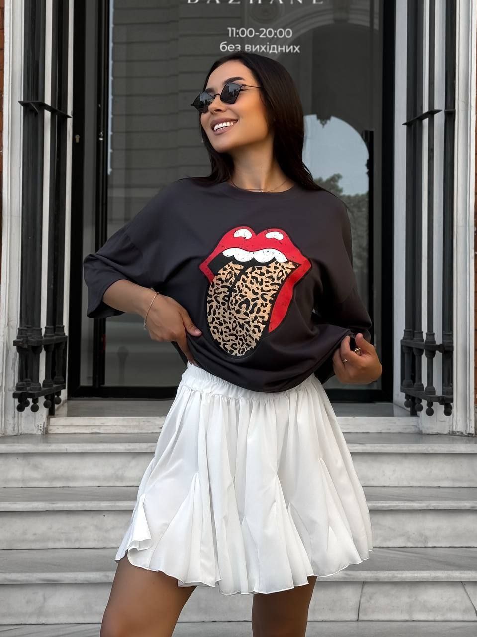 Baltas klostuotas sijonas