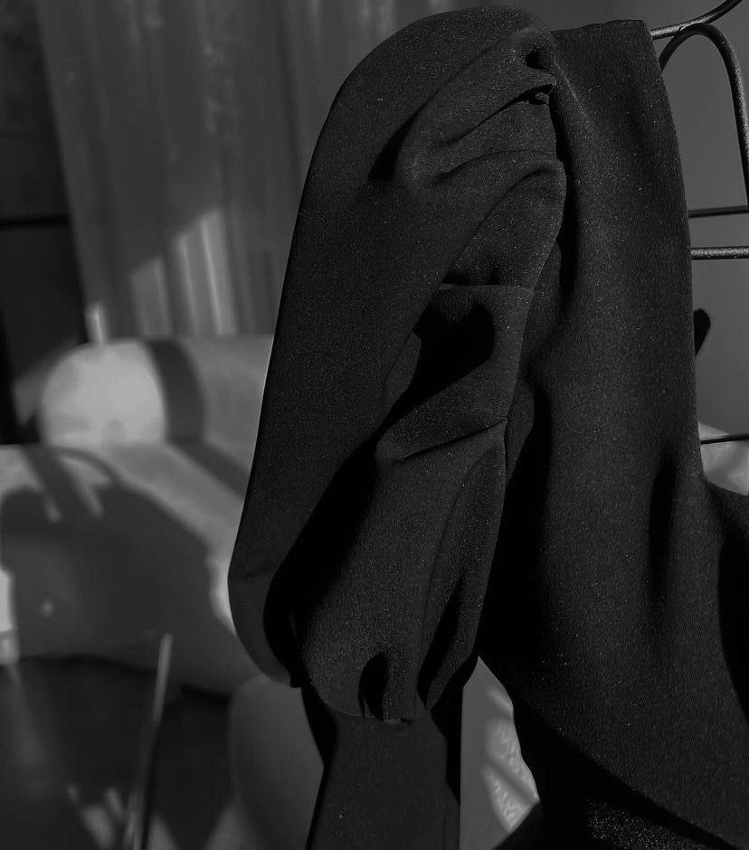 Juoda suknelė su baltu pasijoniu