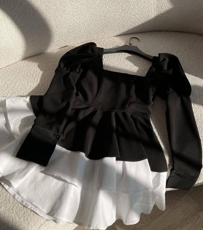 Juoda suknelė su baltu pasijoniu